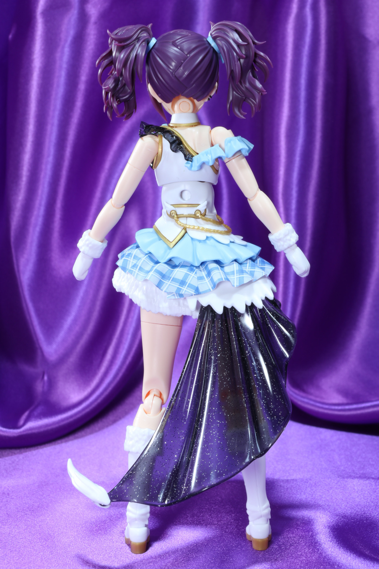 アイシャドウやリップなどのメイクも施されている