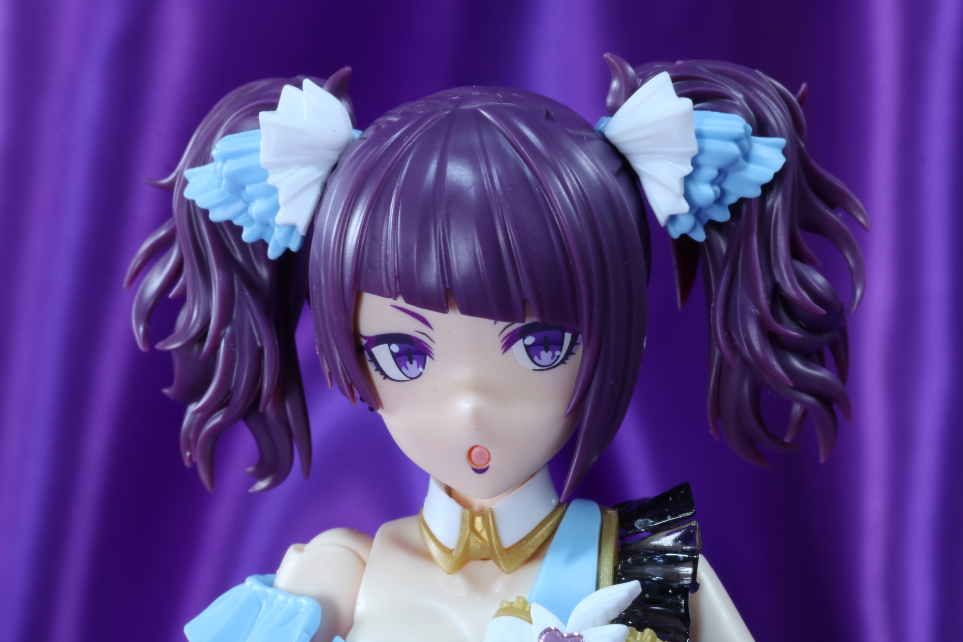 アイシャドウやリップなどのメイクも施されている