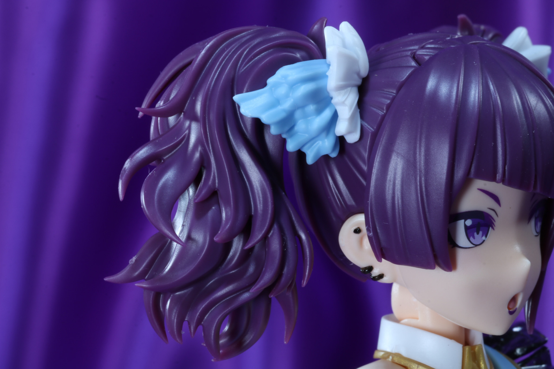 ふわふわなツインテールの細かなウェーブやボリューム感が表現されている