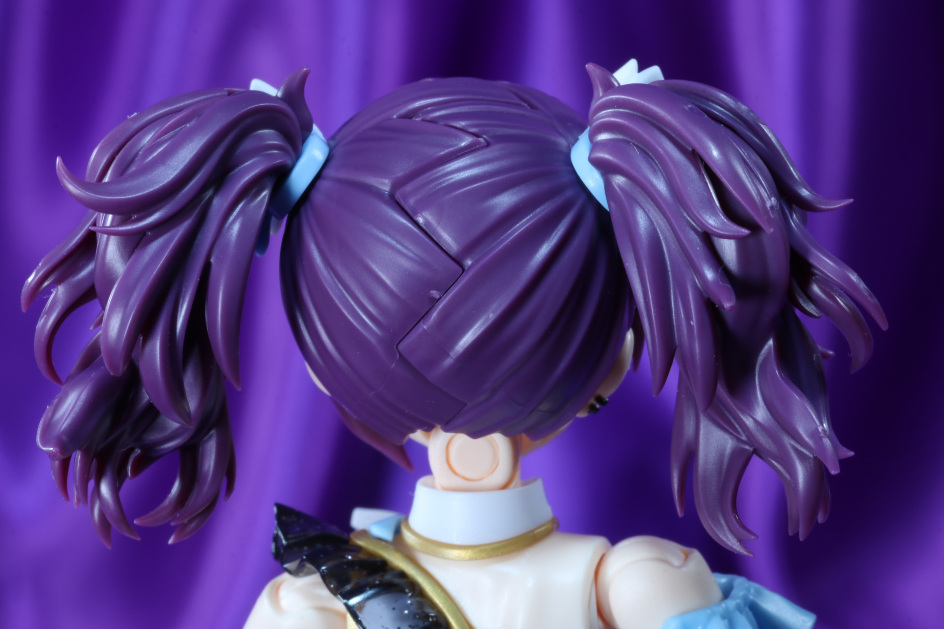 髪の分け目や髪の流れも細かく表現されている