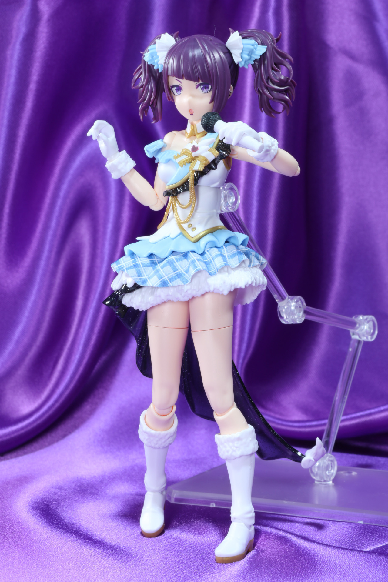 マイクを手にしてライブで活躍する田中摩美々