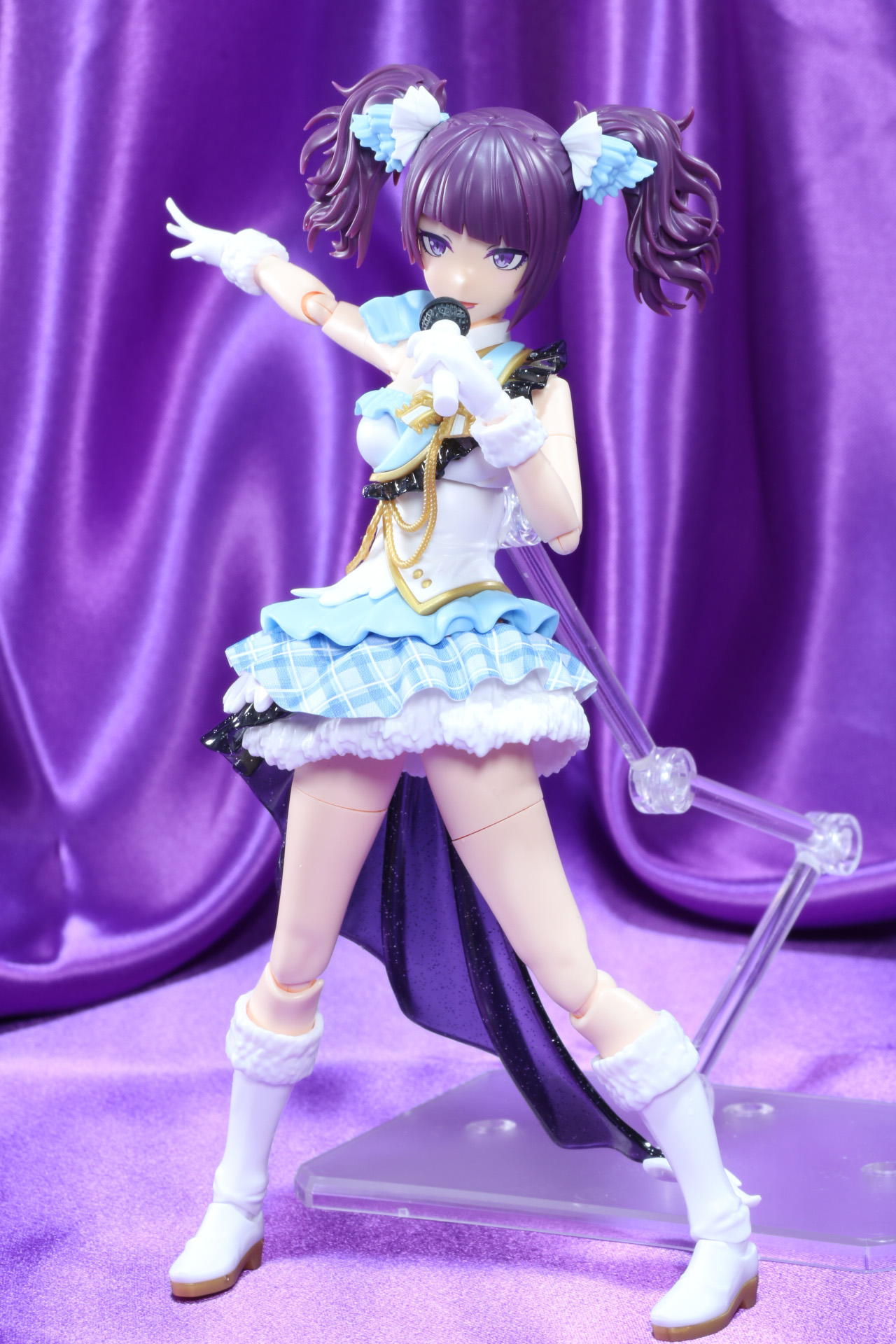 何かを企んでいるようなイタズラな仕草