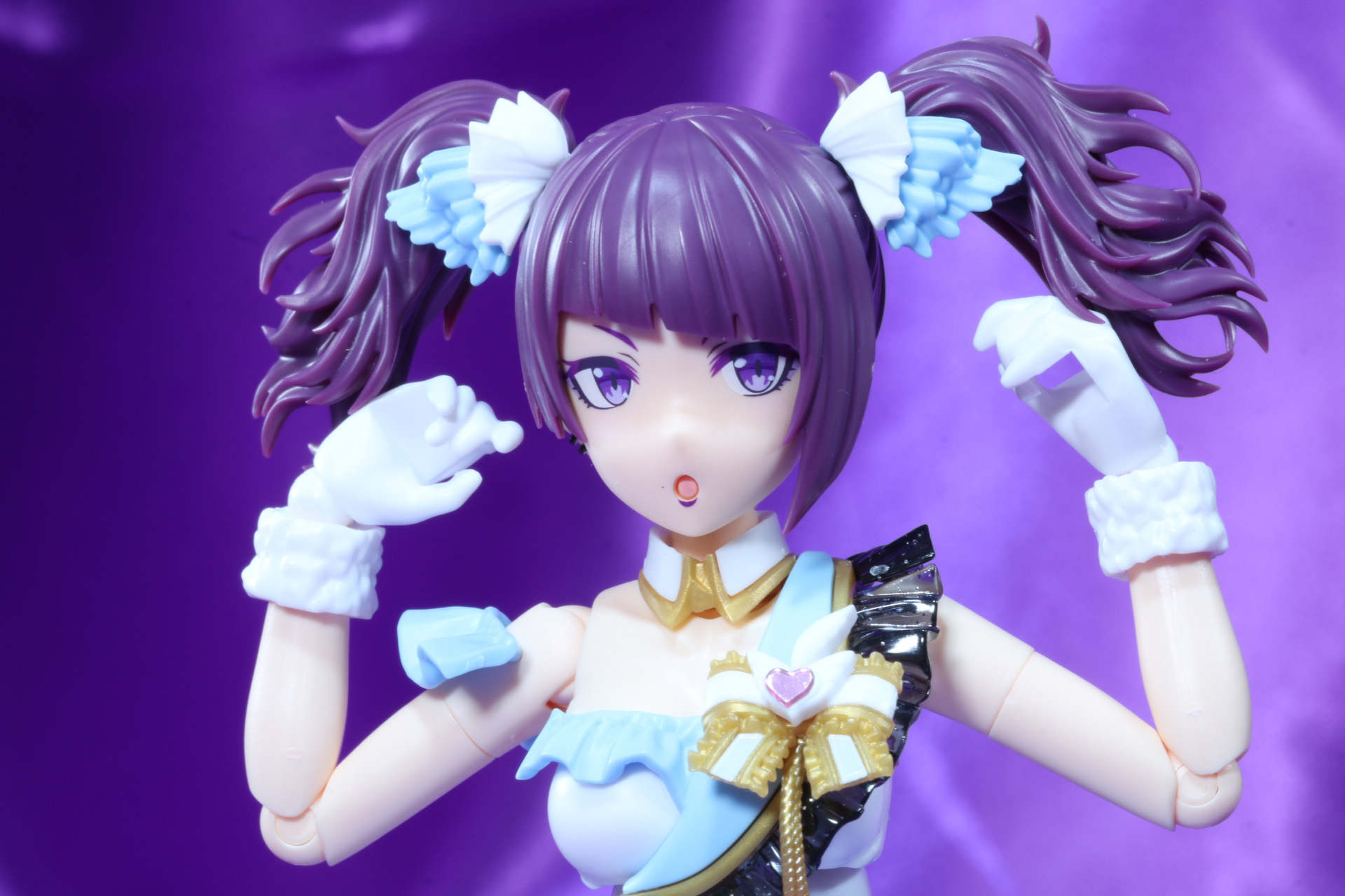 ツインテールを触る仕草も