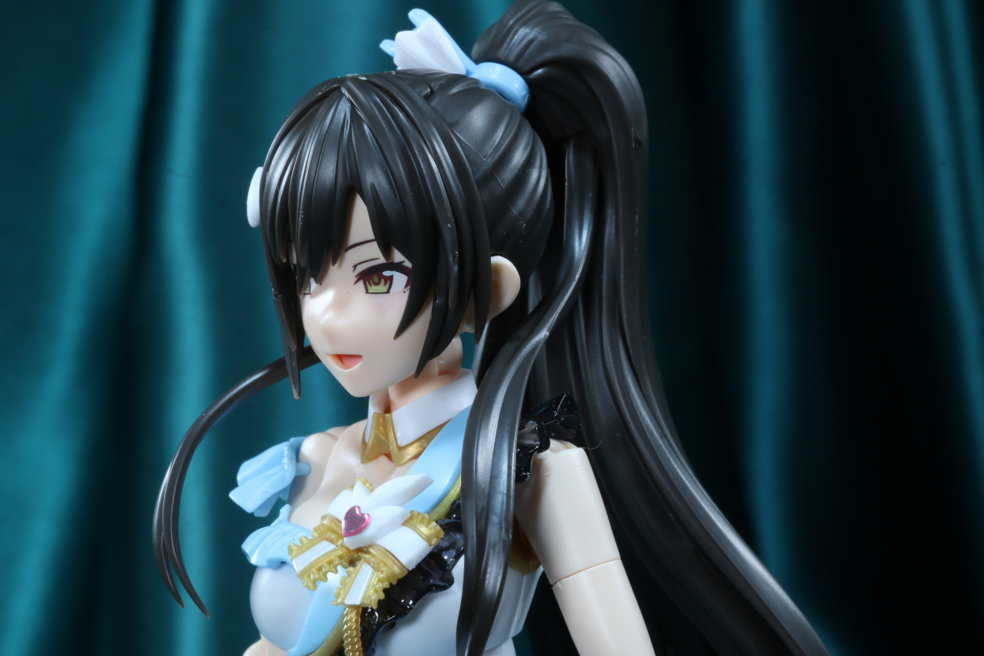 ポニーテールから前に伸ばした髪の流れも自然に決まる