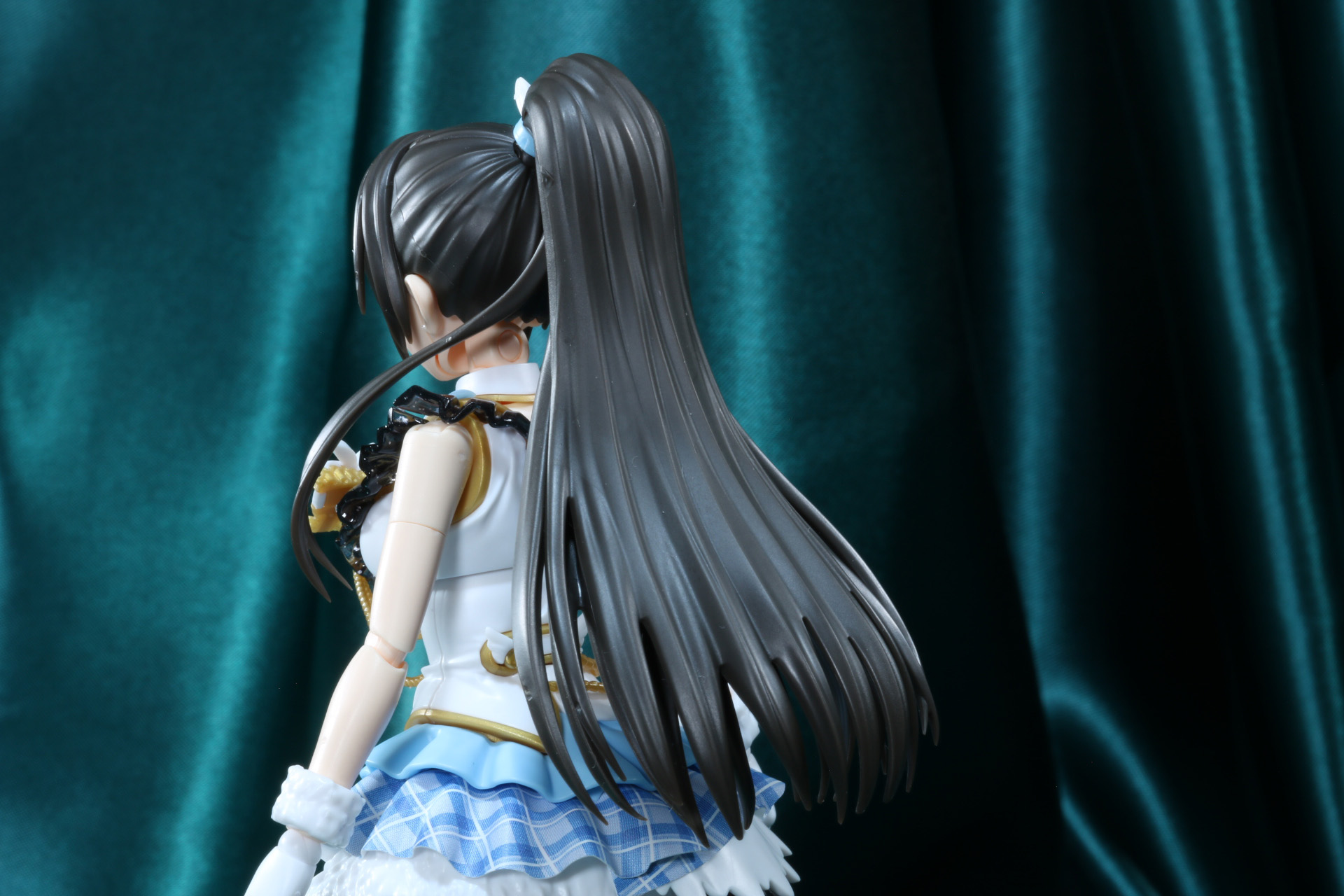 腰まで伸びたポニーテールは存在感ある造形