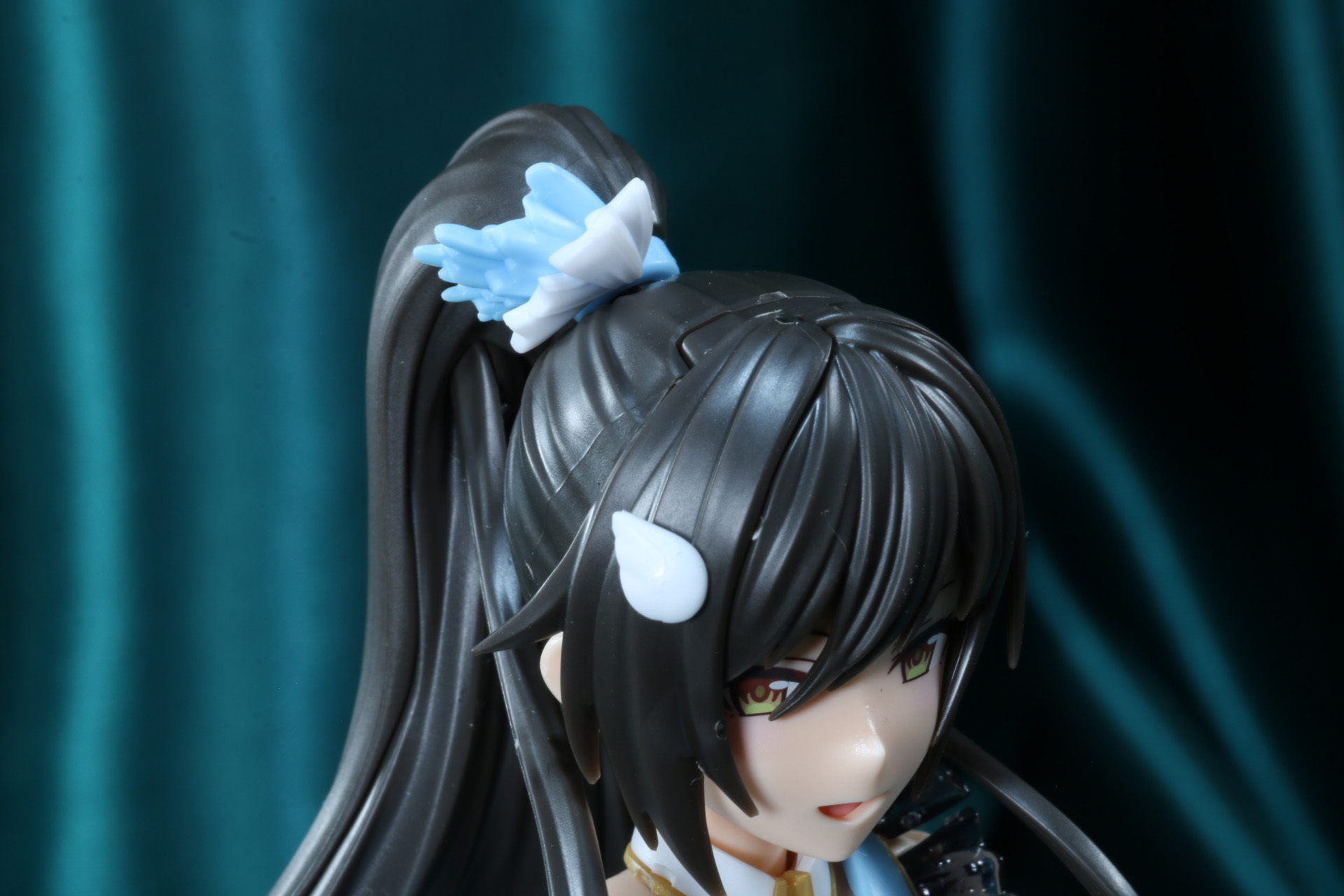 ポニーテールの結び目の飾り、前髪にも小さな翼のアクセサリー