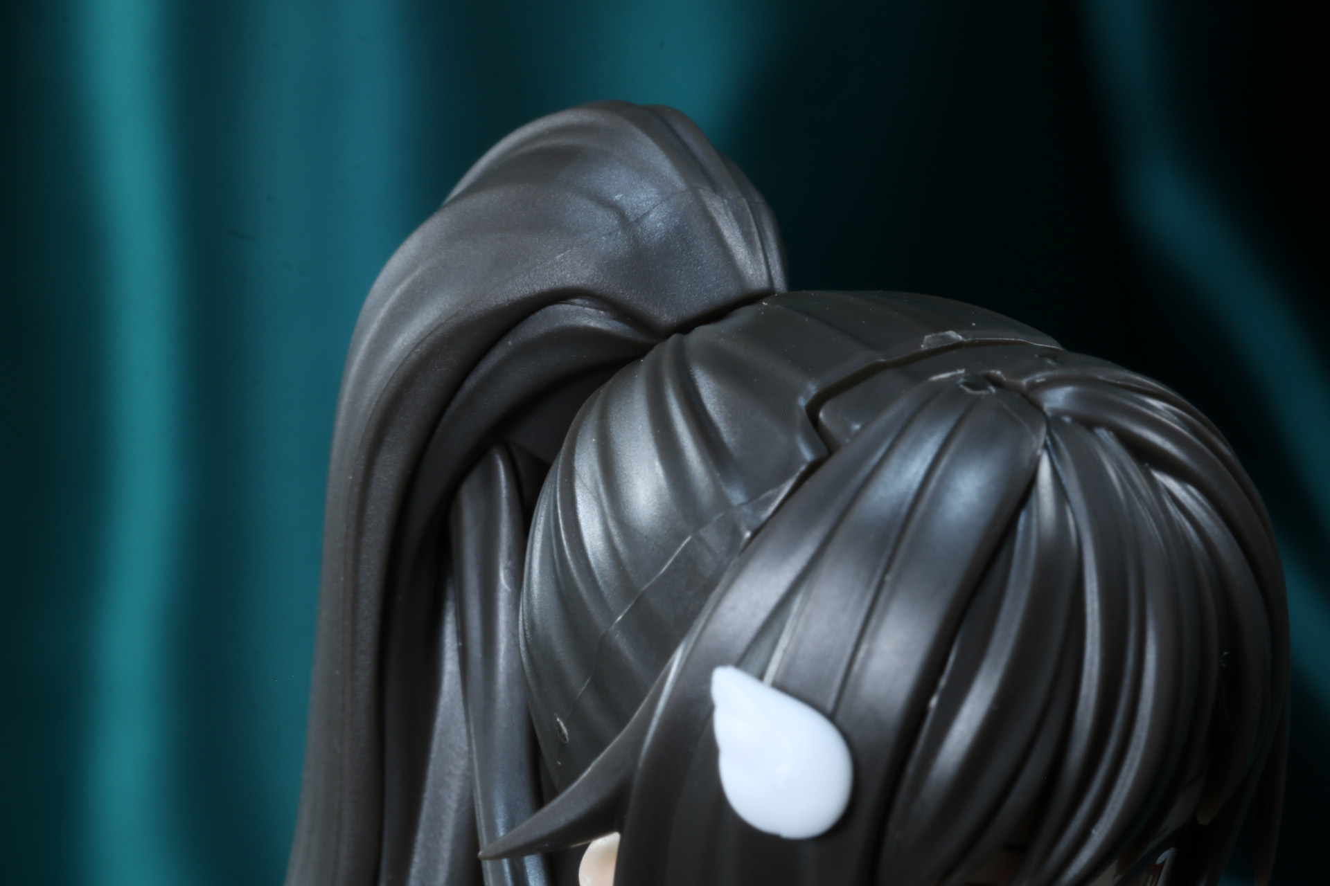 ピアスも細かく造形されている