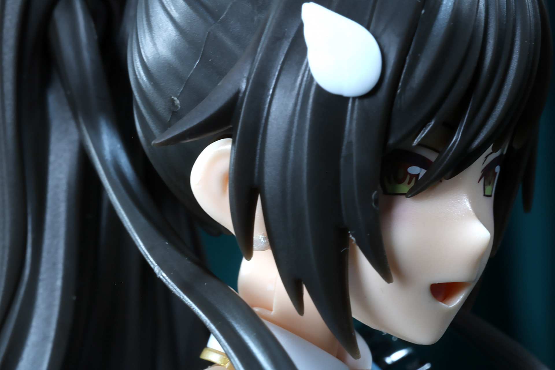 ピアスも細かく造形されている