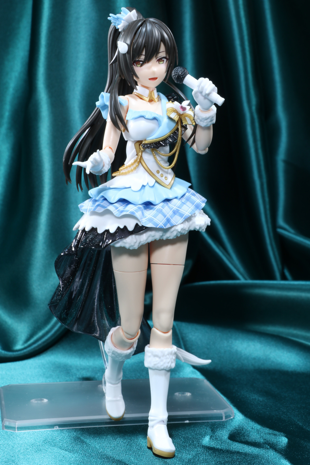 マイクを手にMCをこなす