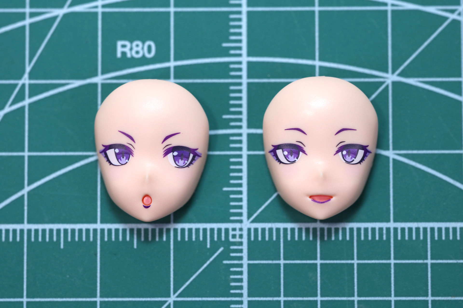 それぞれのフェイスパーツに口のパーツを裏からはめ込む。メイクもばっちり表現されている