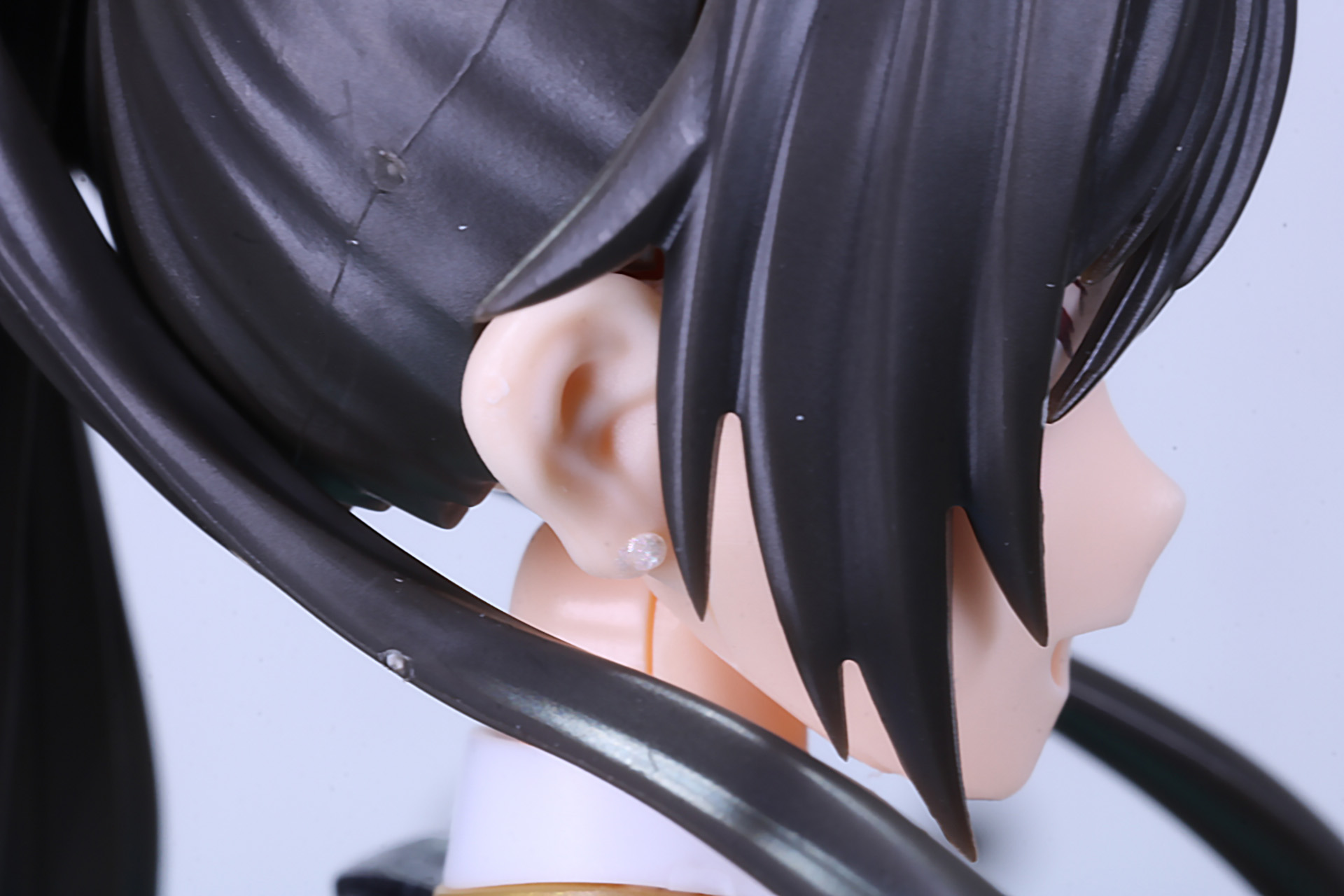 耳元には左右同じデザインのピアスの造形。部分塗装でリアリティが増す