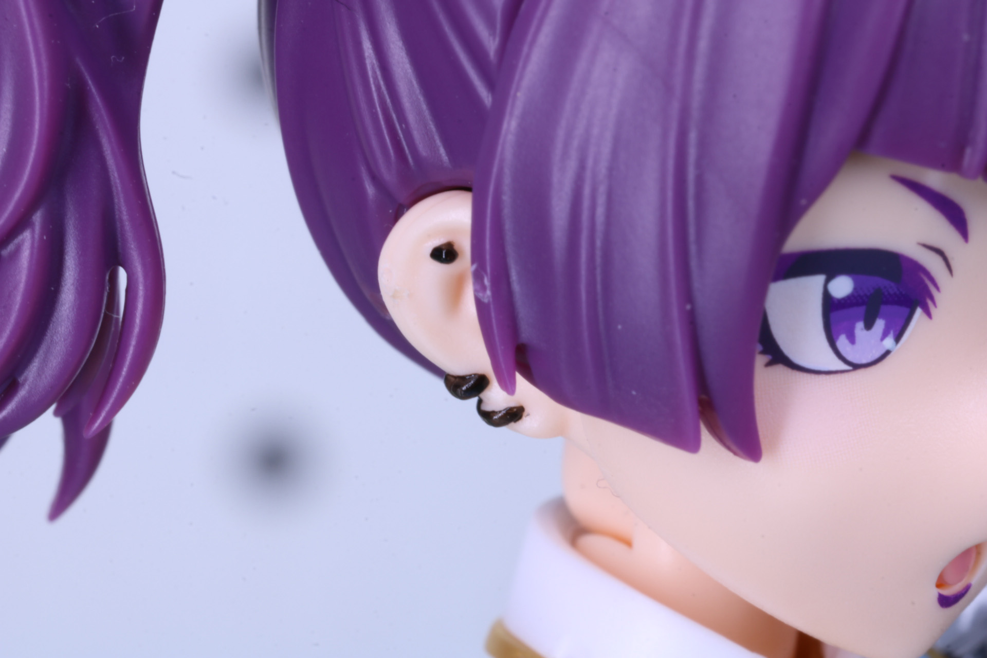 耳にはピアス造形。左右でデザインが異なる。部分塗装で造形の緻密さがわかる