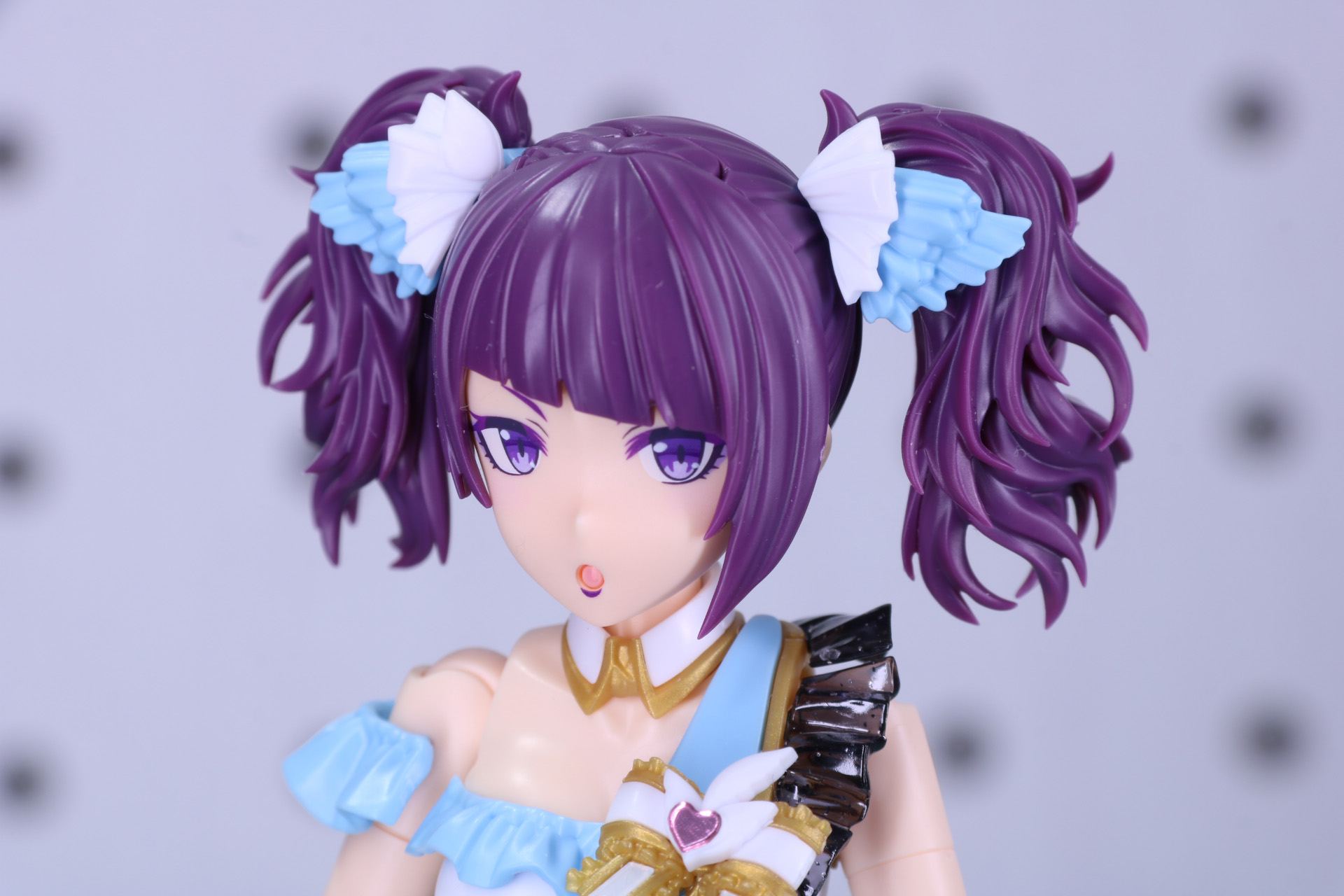 ツインテールは細かくパーツ分けされ、積層構造でボリュームを表現