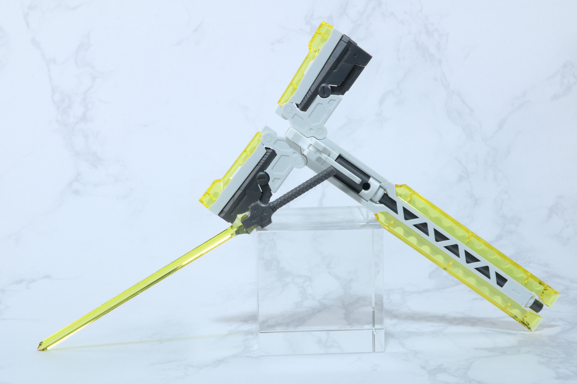 柄の部分は取り外しができ、エフェクト―パーツを付けることでレーザーブレードすることも可能