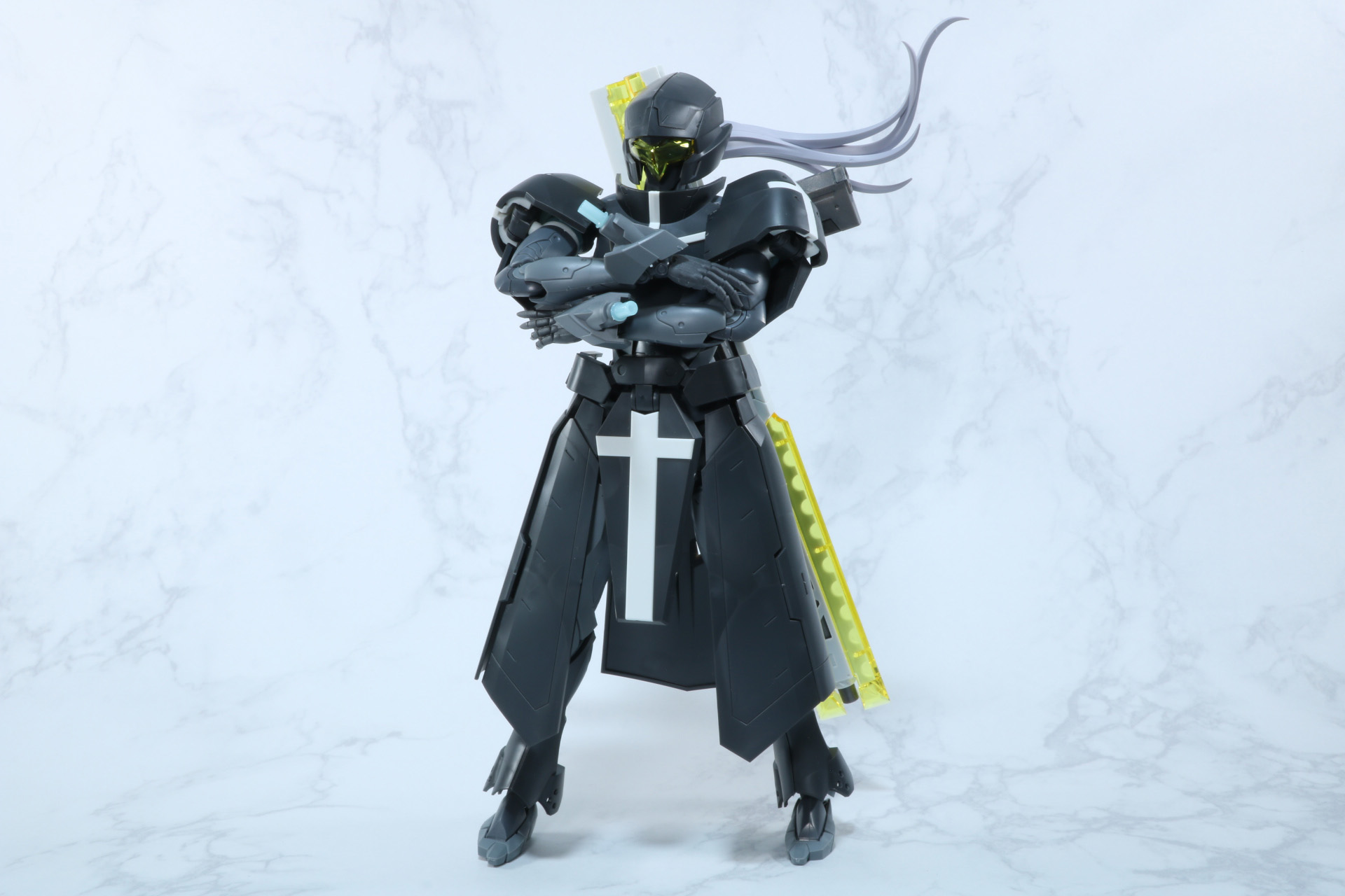 腕組ポーズも自然に決まる