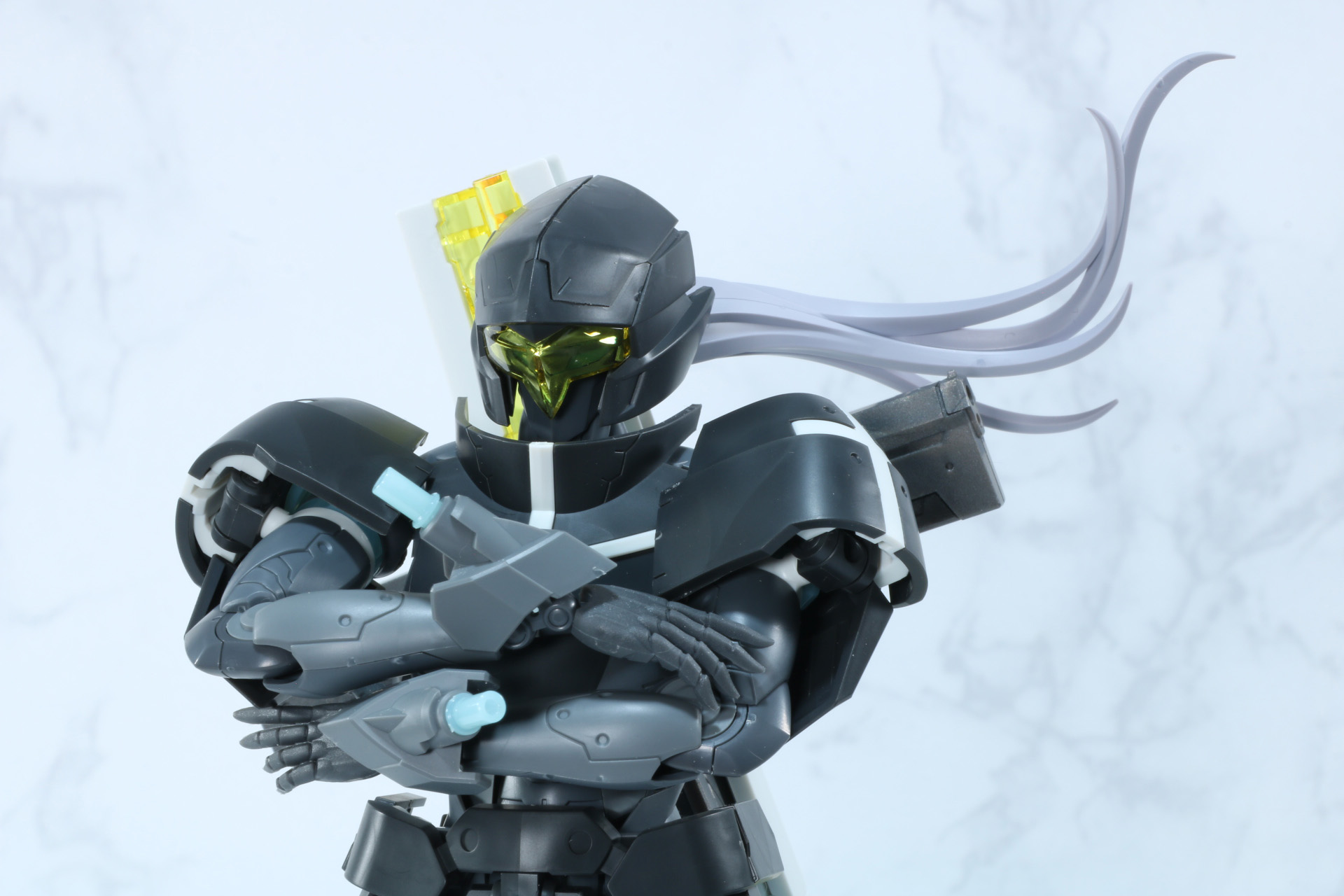 膝立ち姿勢も腰部アーマーの展開で取ることができる