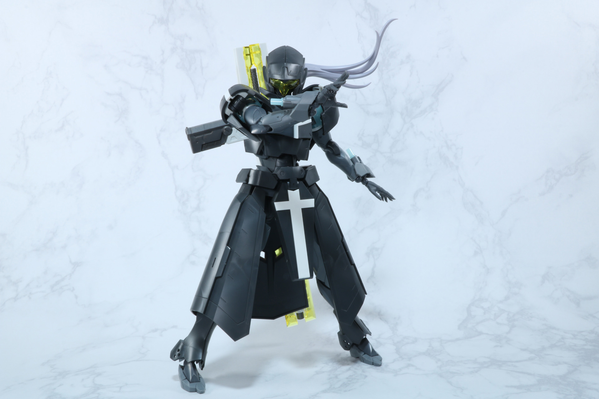 膝立ち姿勢も腰部アーマーの展開で取ることができる