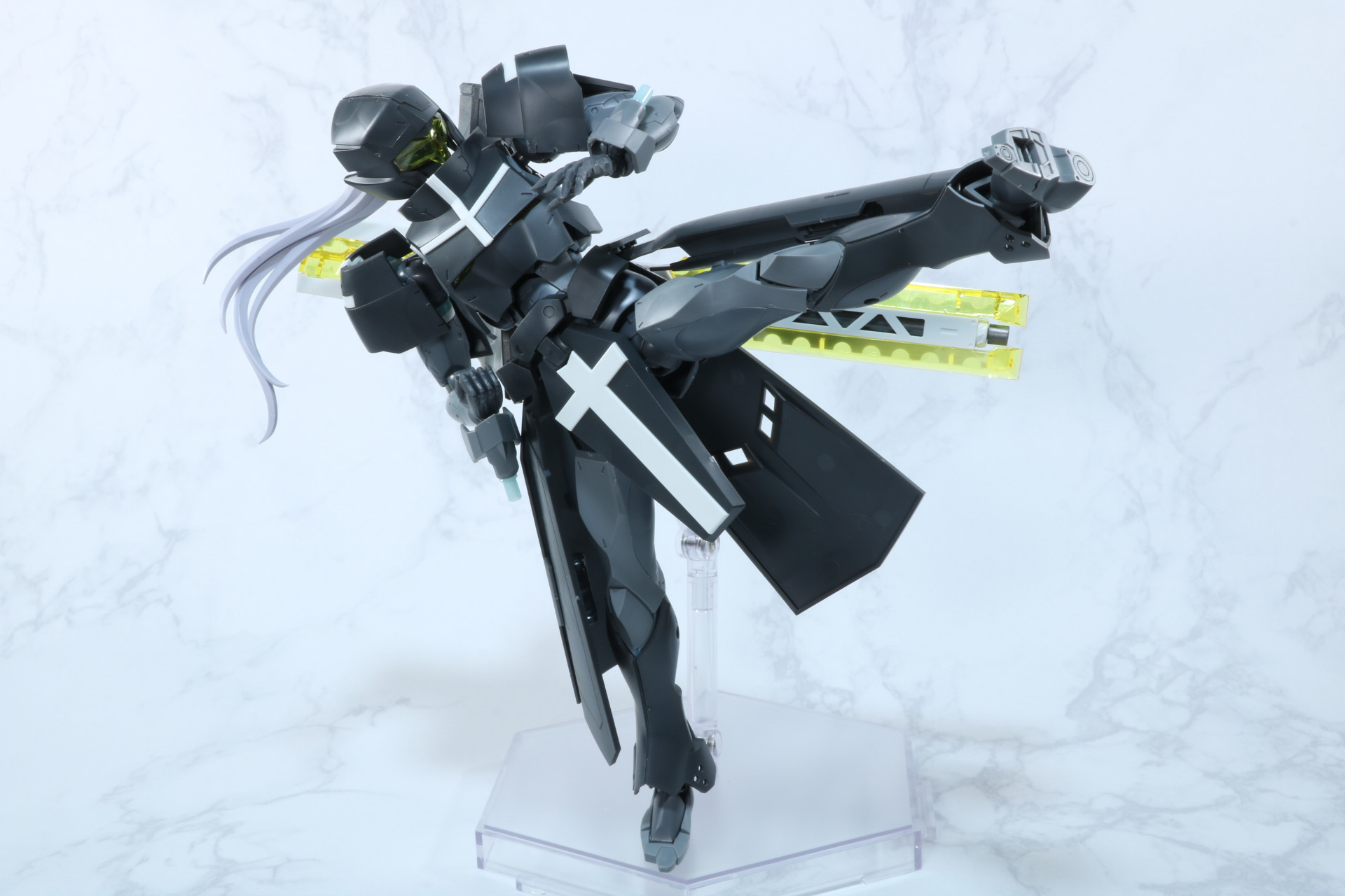 足を上げたキックポーズ