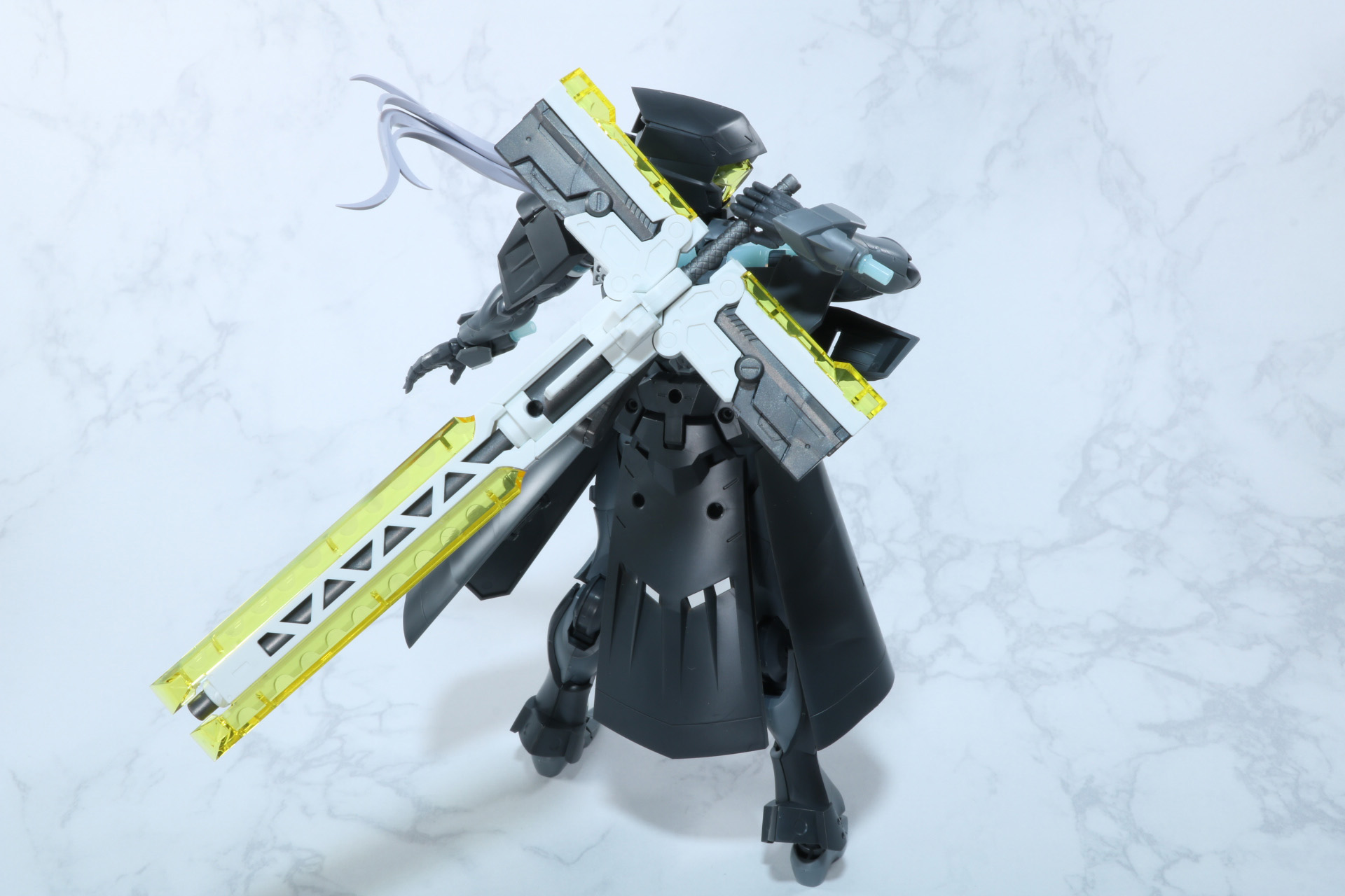 背中に手を回して、「グレイヴアームズ2」を掴むポーズも自然にできる