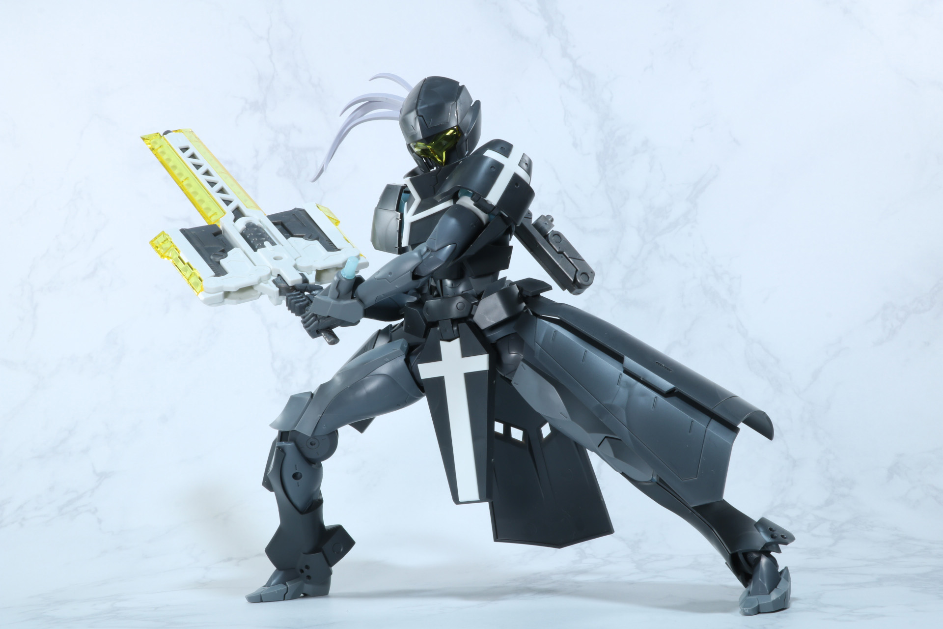 両手で大剣を振るう力強いアクション