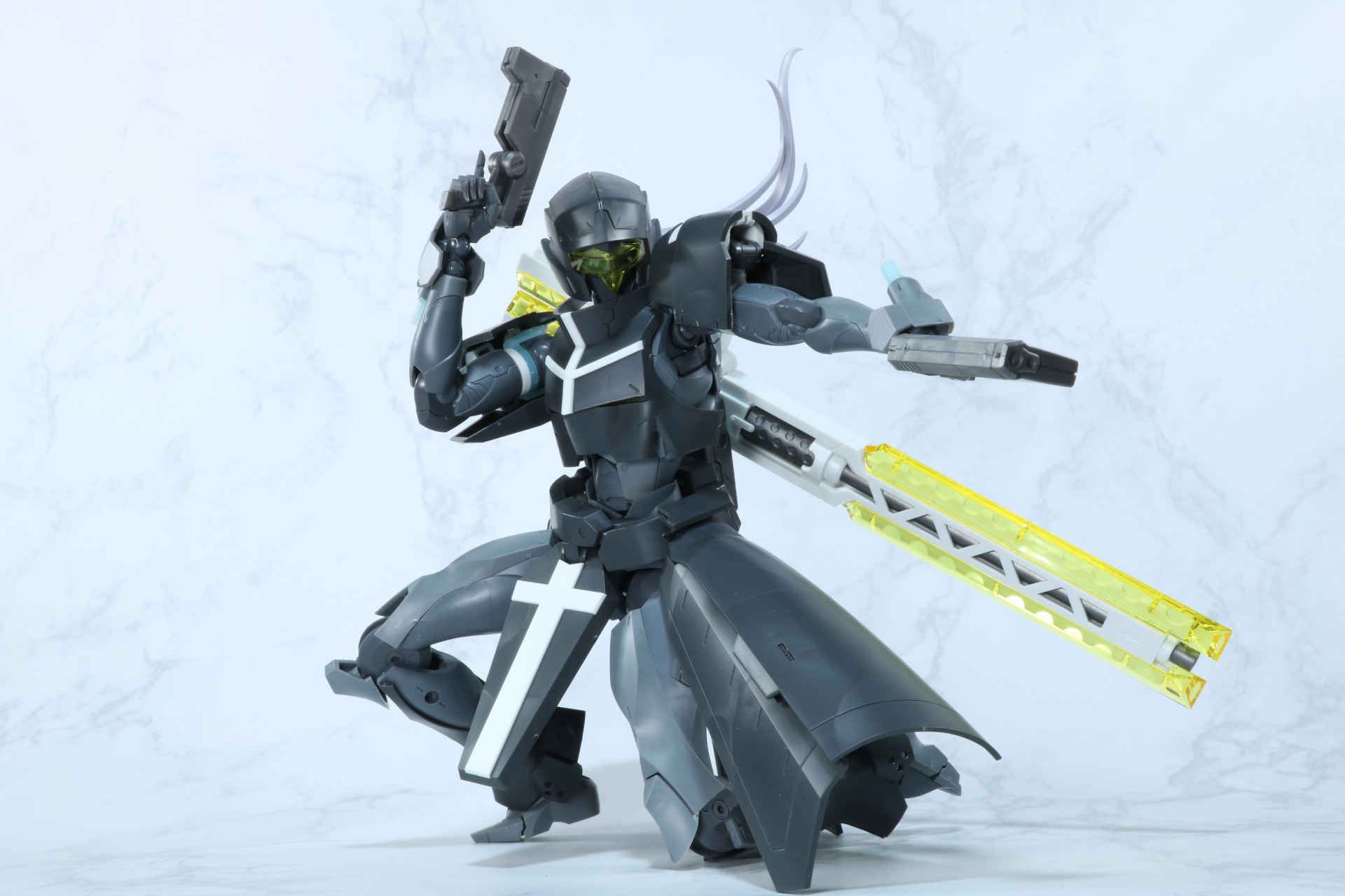 ハンドガンを持ったアクションも