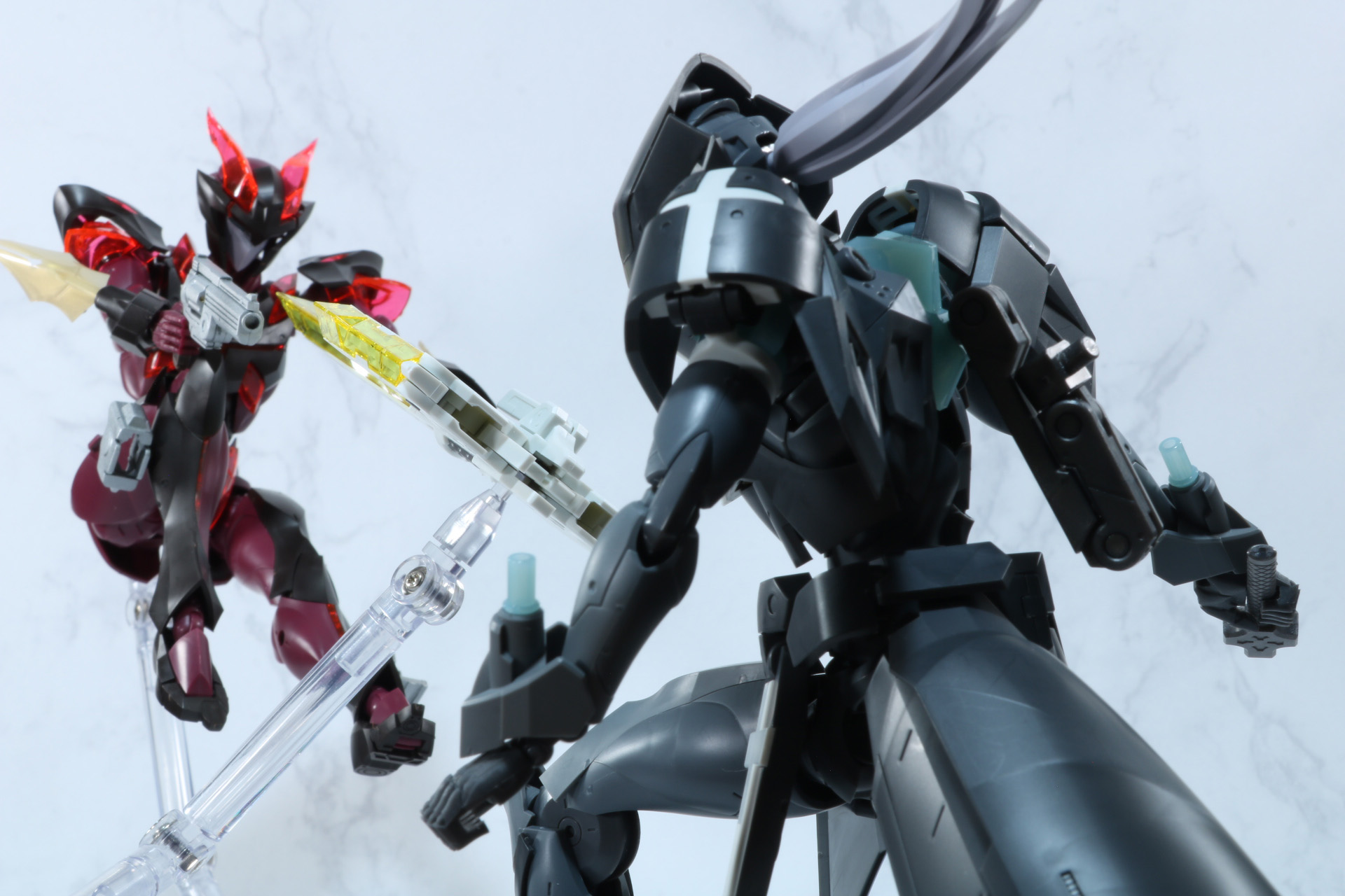 距離を取り銃撃に転じる「メフィスト」。対して「ギリードゥ」は豪快に「グレイヴアームズ2」を放つ