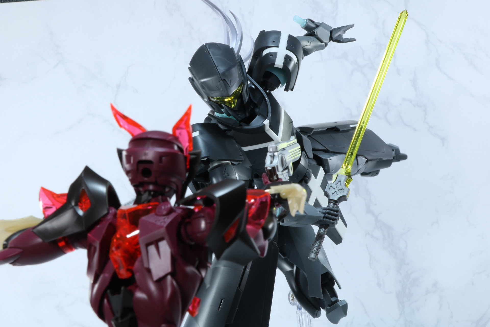 質量攻撃に驚愕する「メフィスト」の懐に「ギリードゥ」が潜り込む！