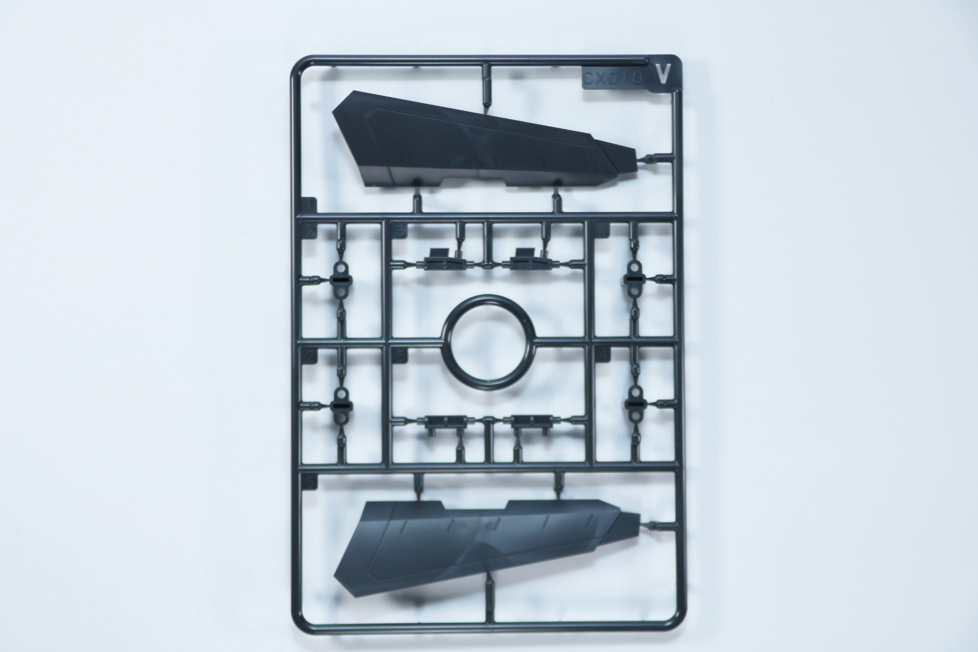 頭部組み立て。目元はターコイズ、2色のグレーで立体感ある表現が施されている