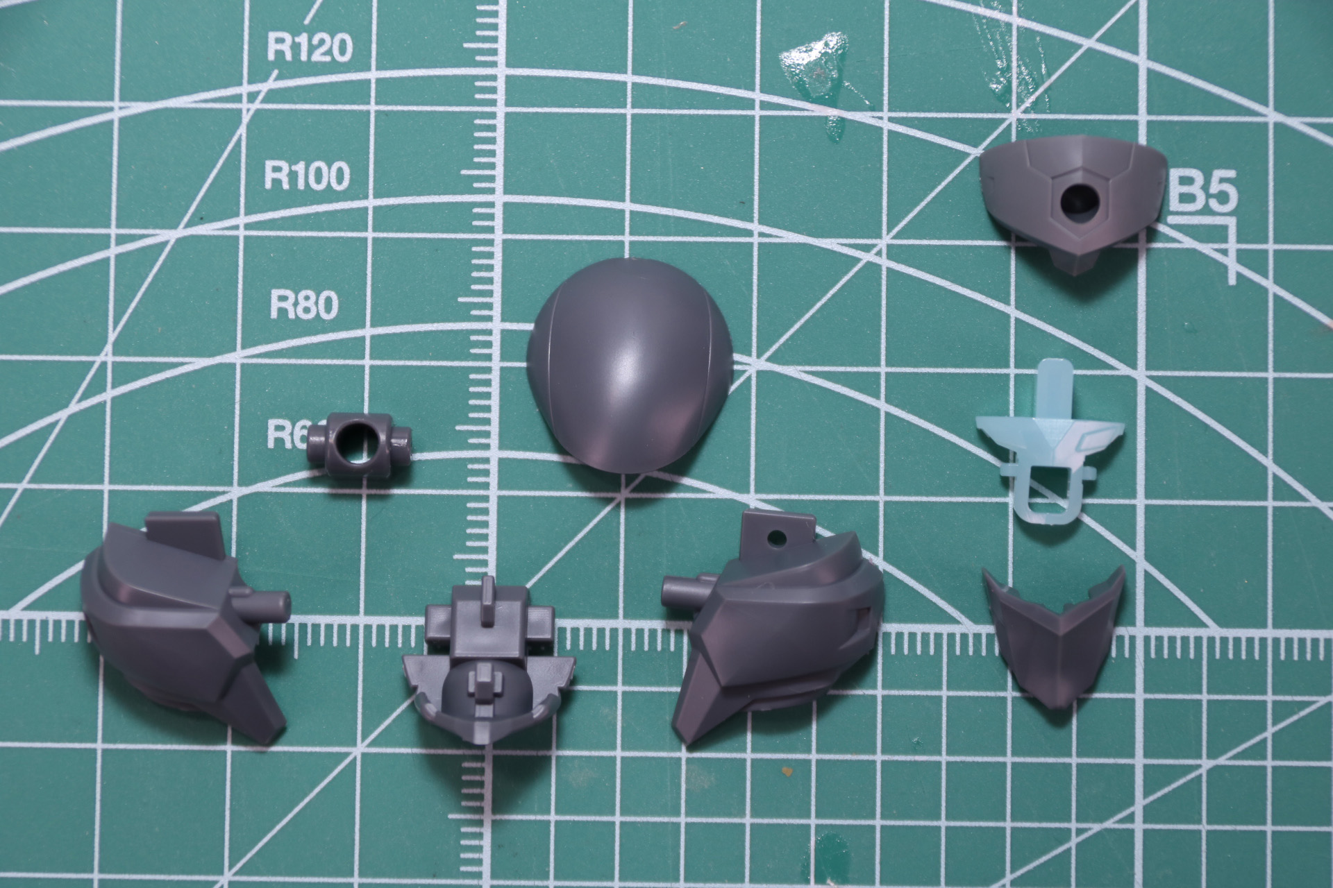 頭部組み立て。目元はターコイズ、2色のグレーで立体感ある表現が施されている