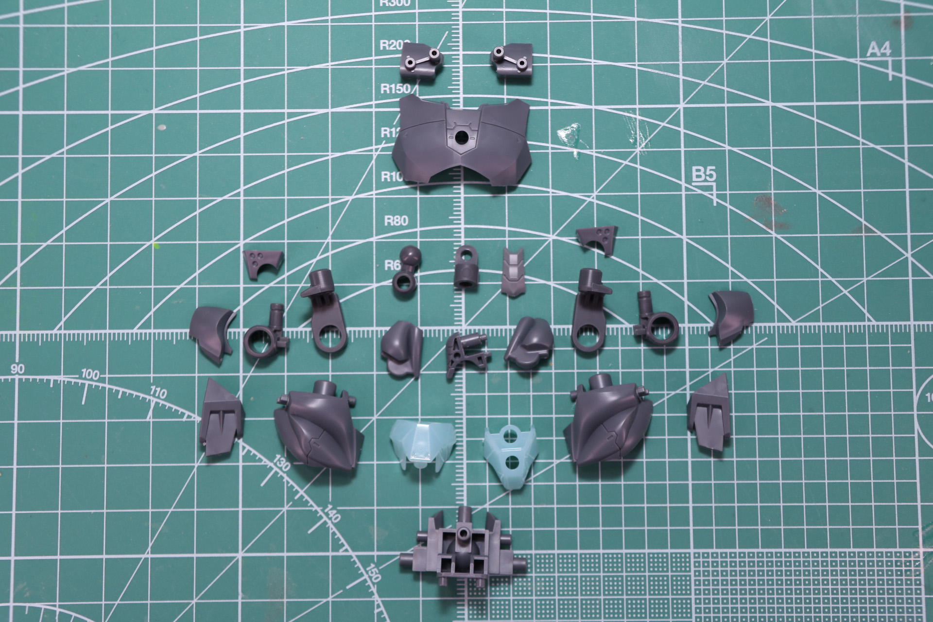 胸部組み立て。肩回りは細かいパーツで構成されている