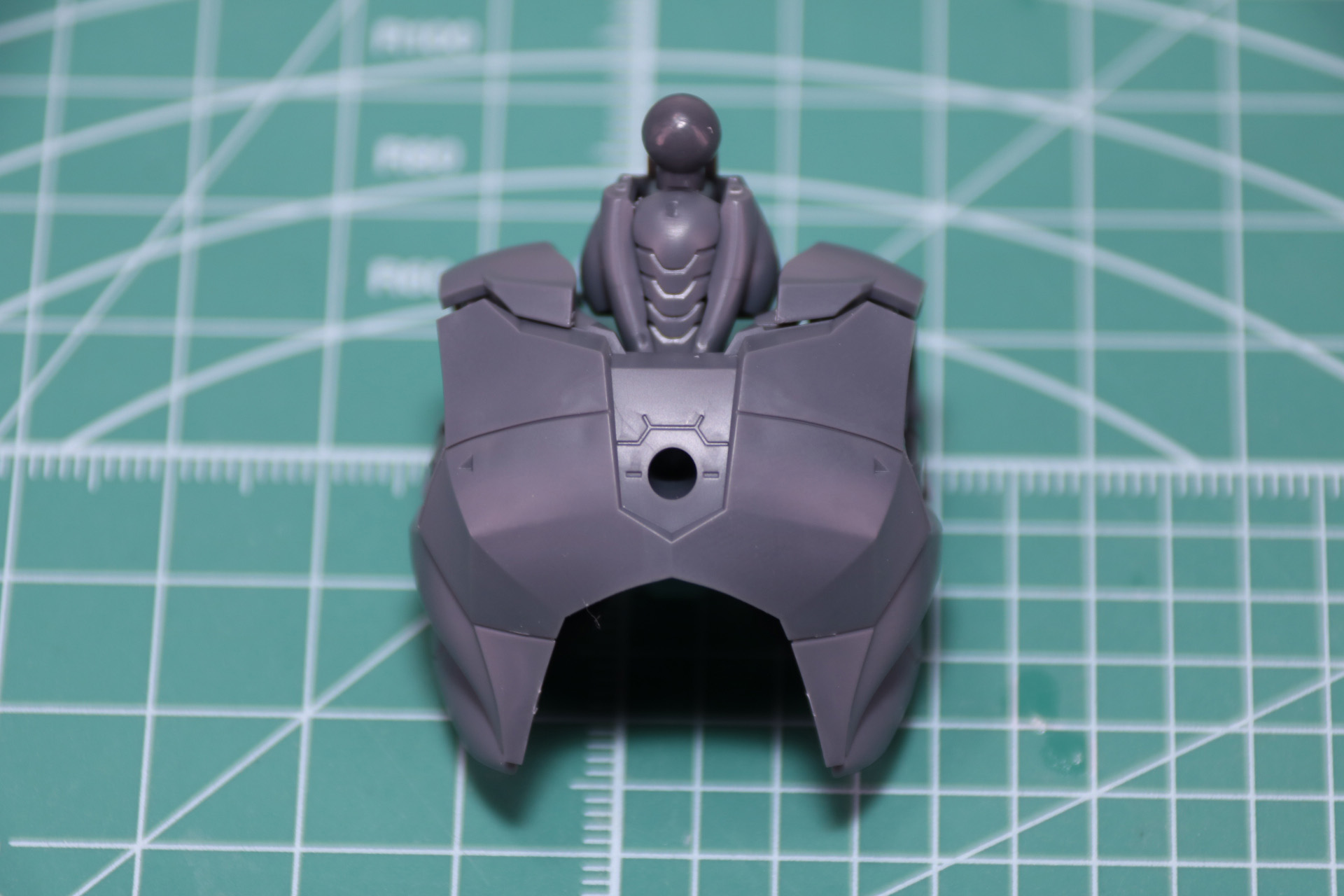 胸部組み立て。肩回りは細かいパーツで構成されている