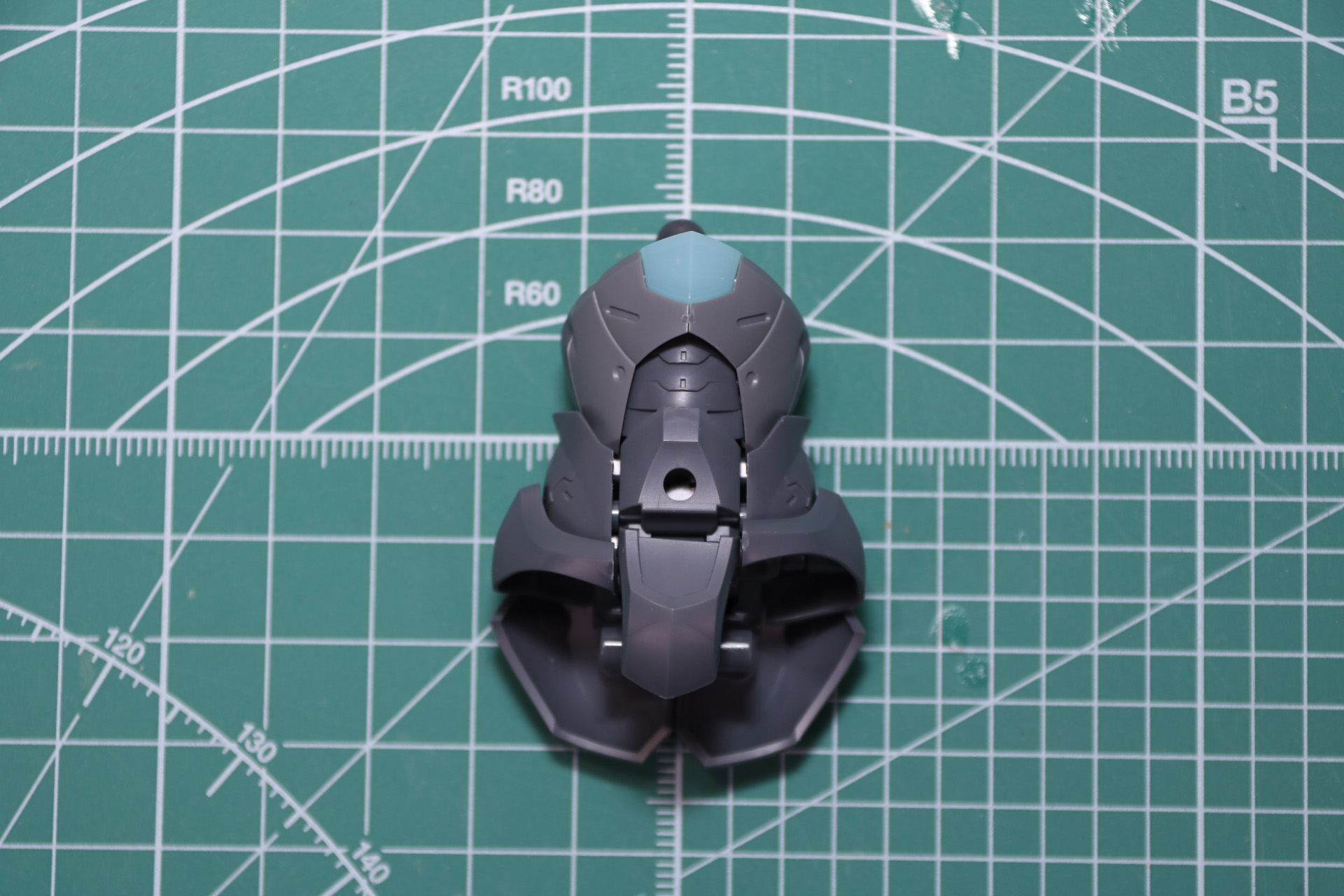 腹部と腰部組み立て。股関節のスイングや腹部の可動など人間的な動きを再現する可動軸を備えている