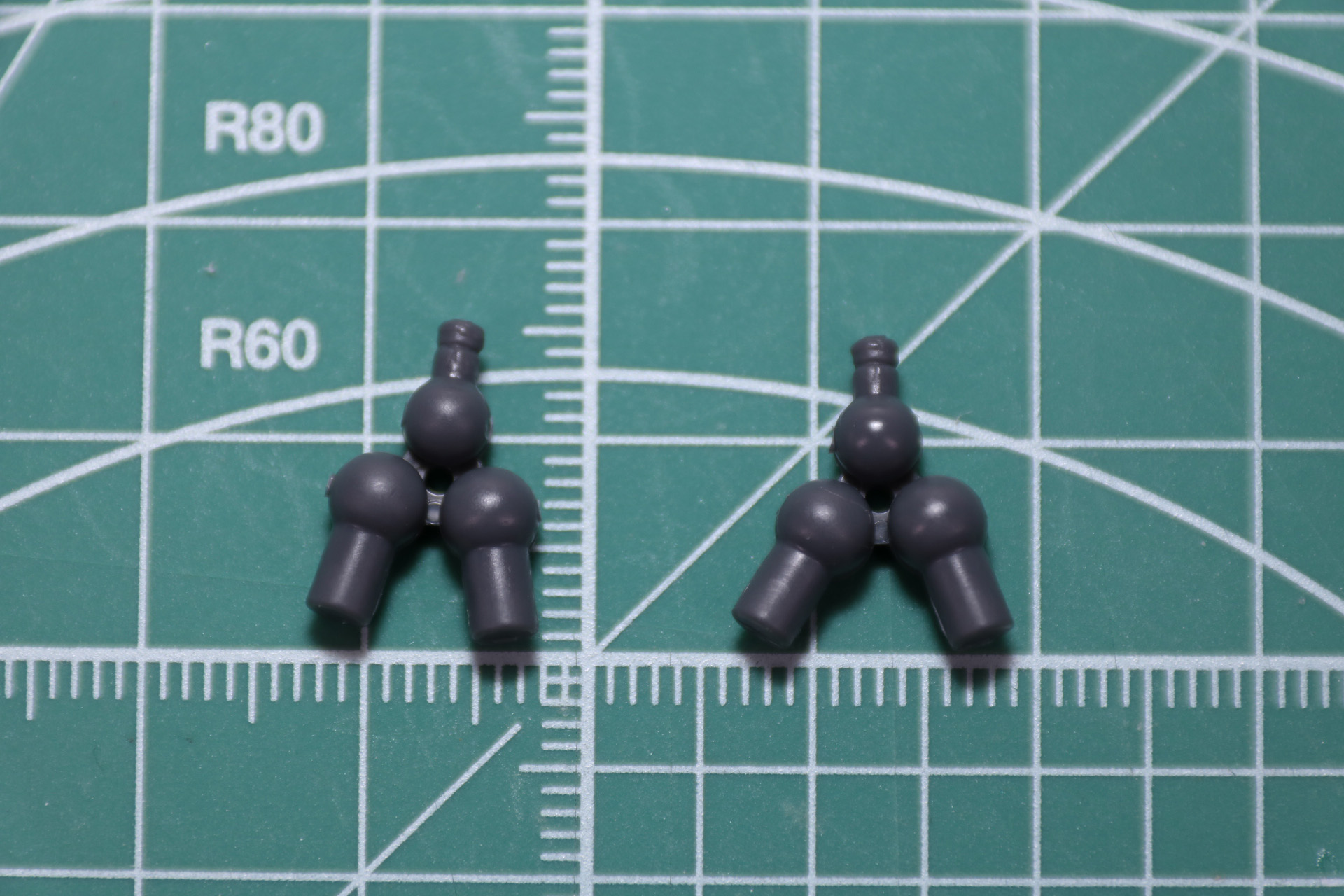 3連リストジョイント組み立て。大枠でパーツを切り取り一度パーツをはめ込む。その後、余ったゲート部分を切ることで簡単に組み立てることができる