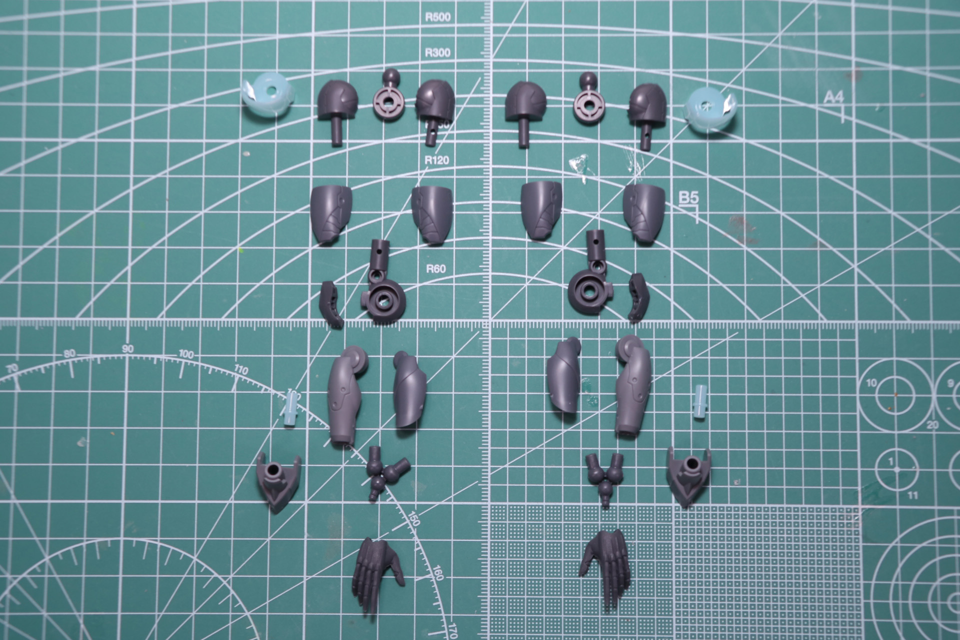 脚部組み立て。二の腕や前腕は太く、肉厚な造形となっている