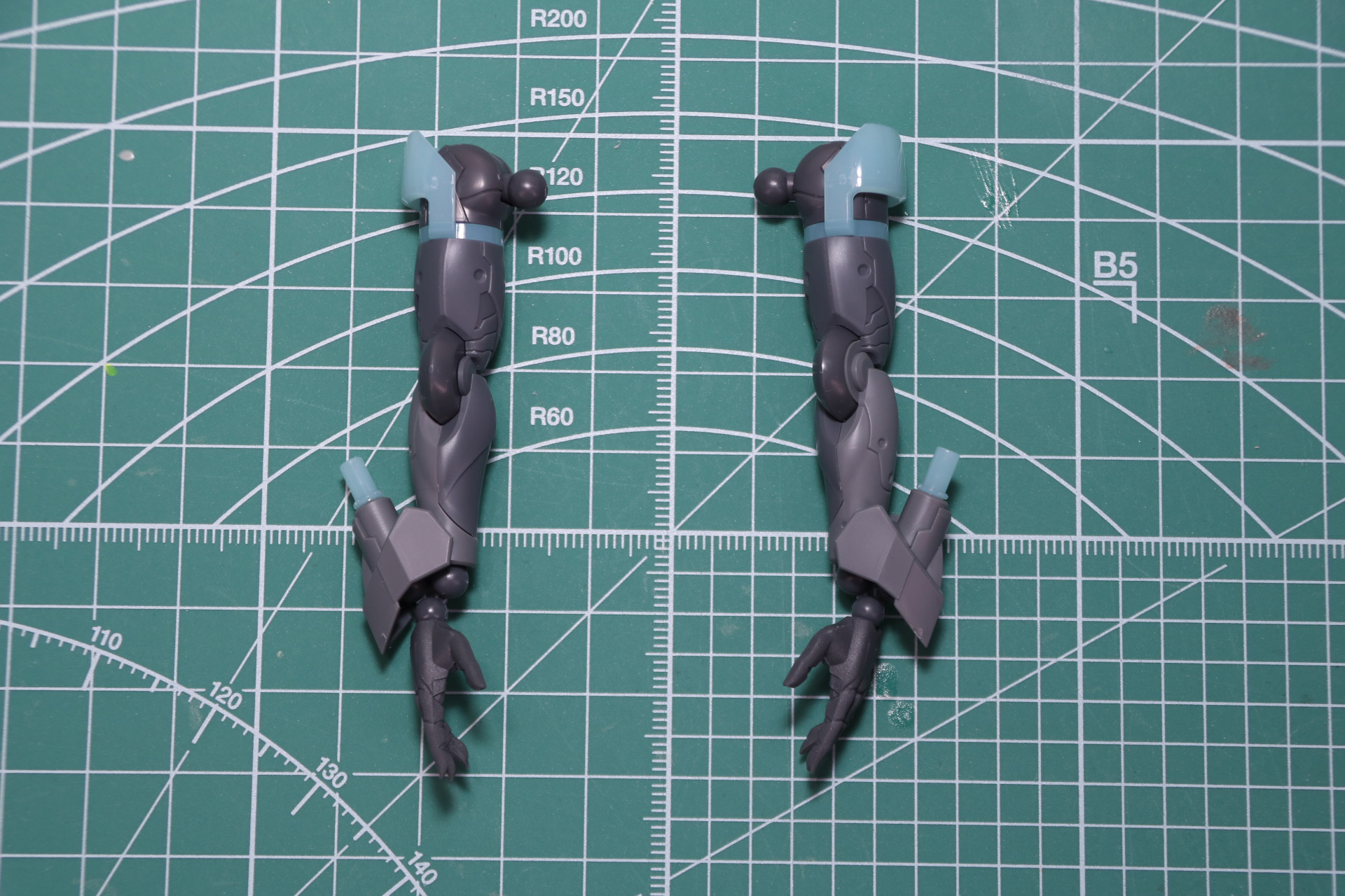 脚部組み立て。二の腕や前腕は太く、肉厚な造形となっている