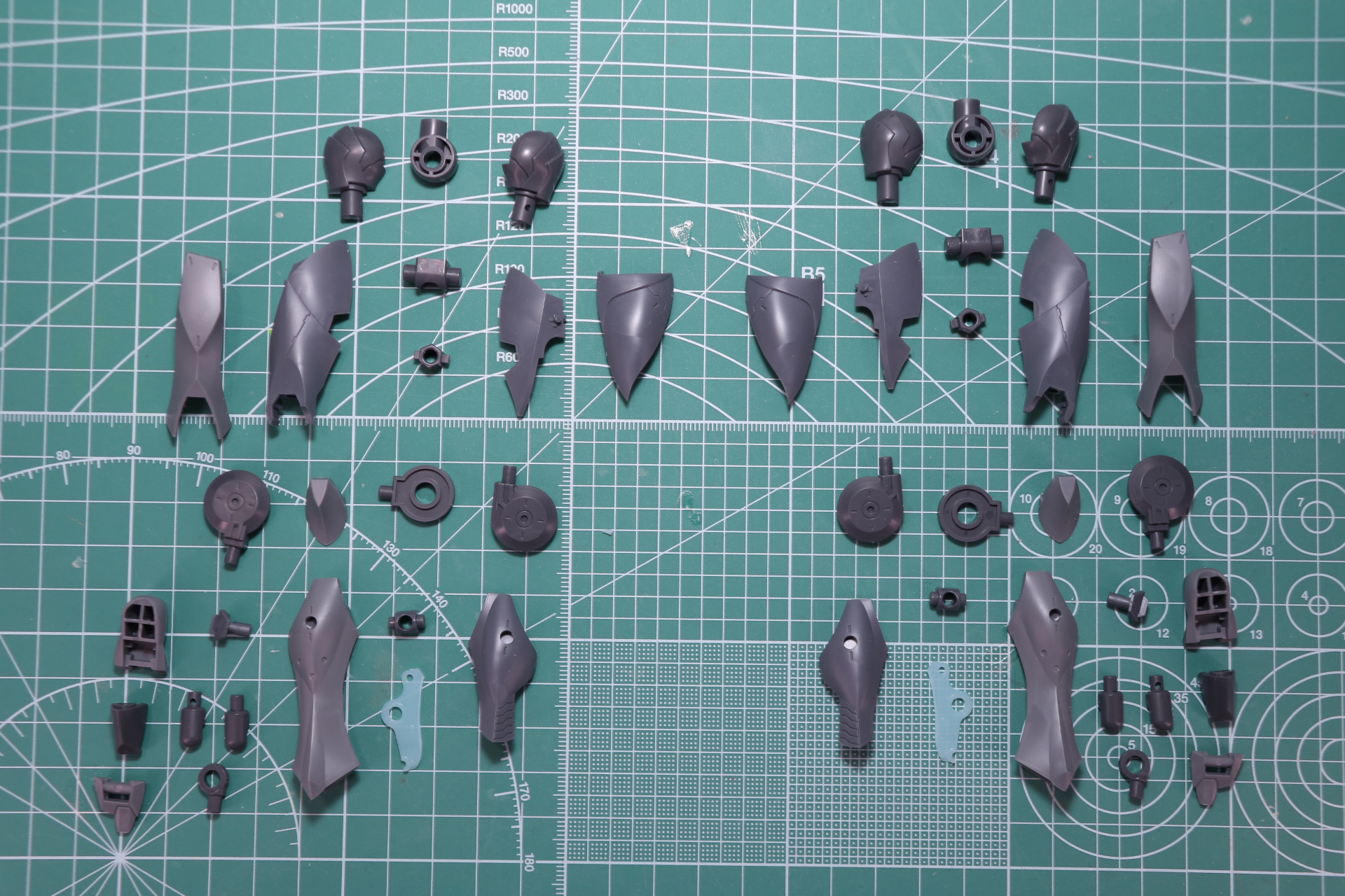 脚部組み立て。細かなパーツ分けによって色分けがされている