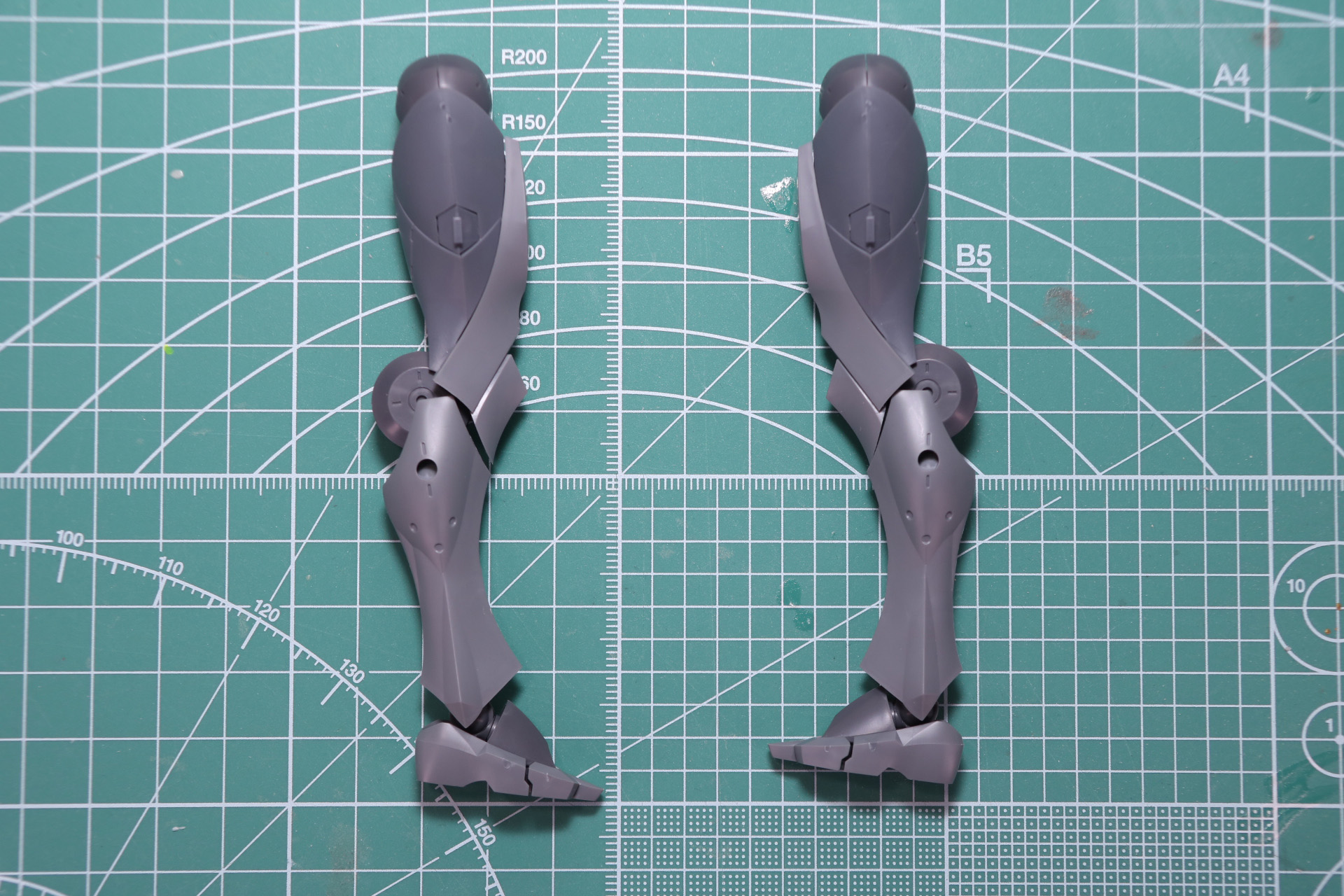 脚部組み立て。細かなパーツ分けによって色分けがされている