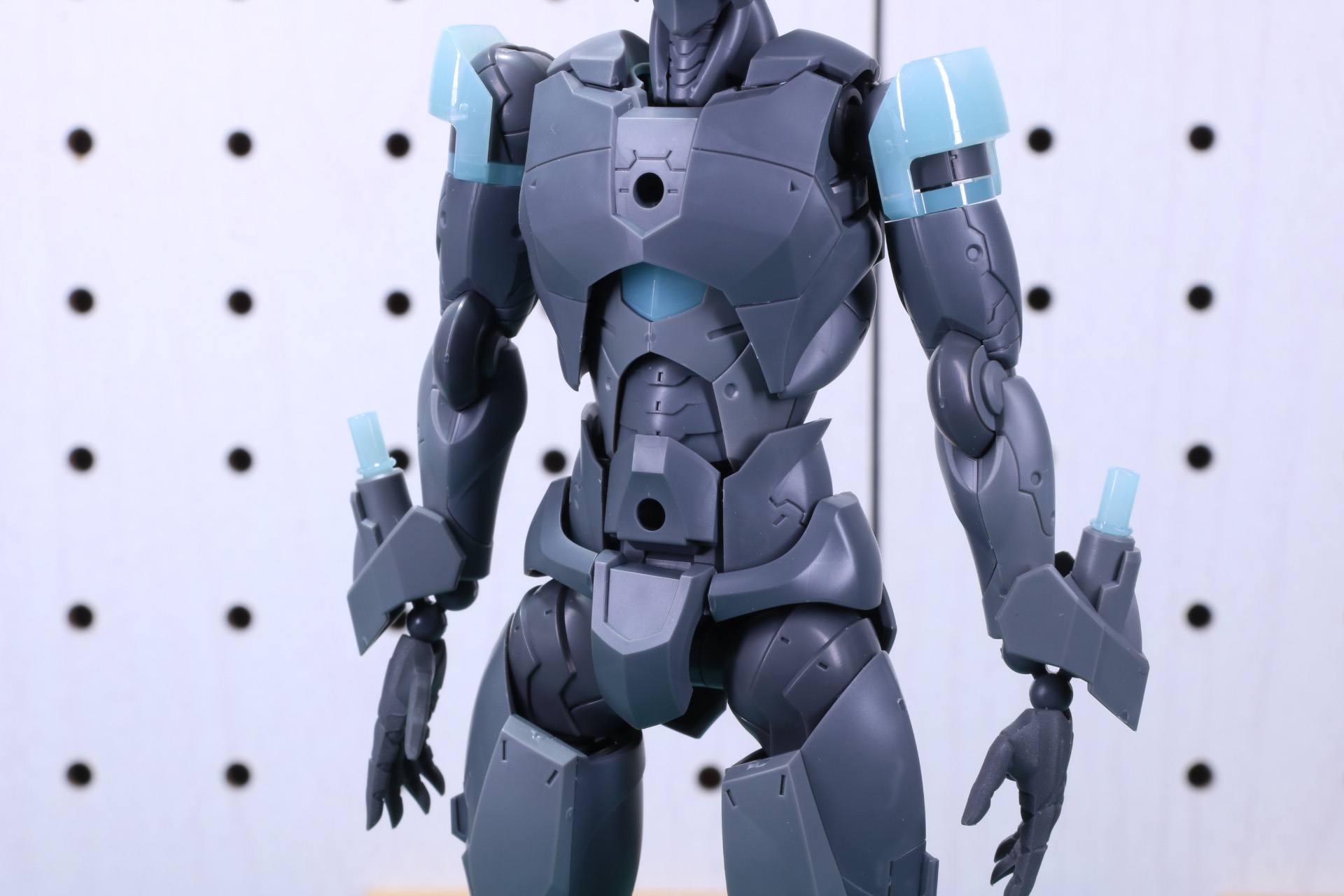 アーマー装着のため、一度腕部を取り外す