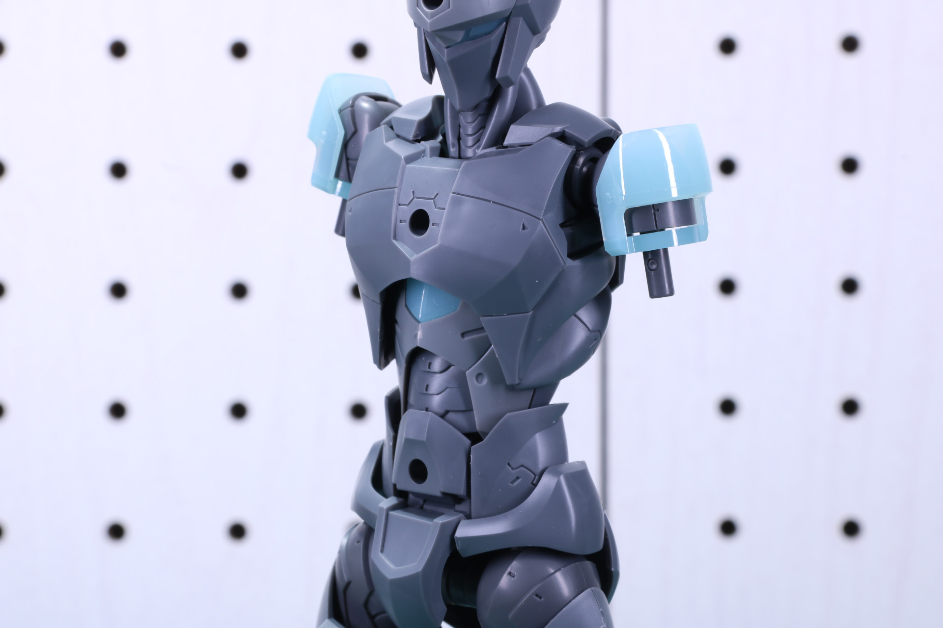 アーマー装着のため、一度腕部を取り外す