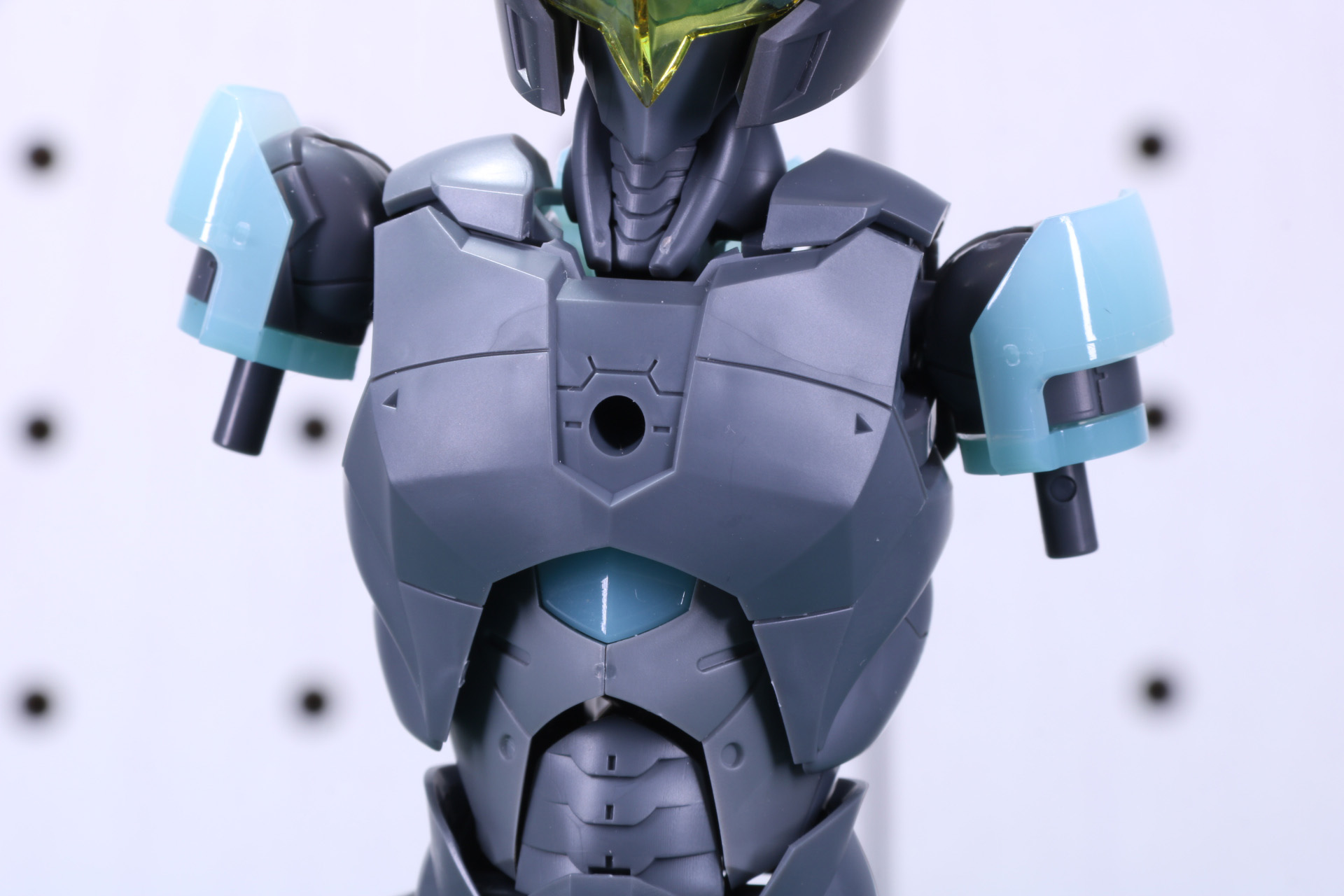 胸部アーマーを装着