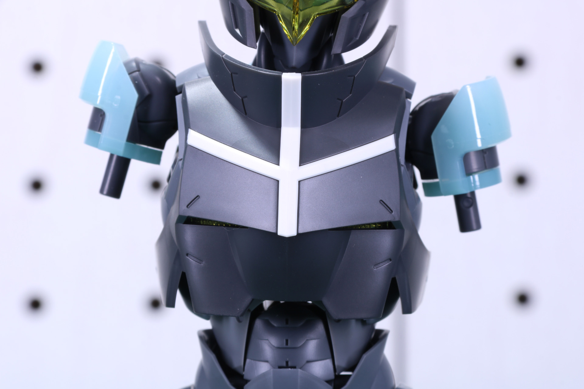 胸部アーマーを装着