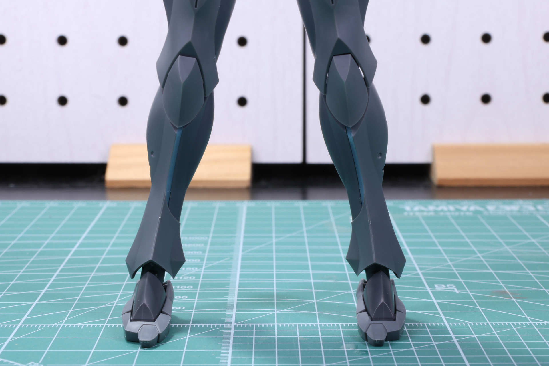 脚部のすね部分にアーマーを装着