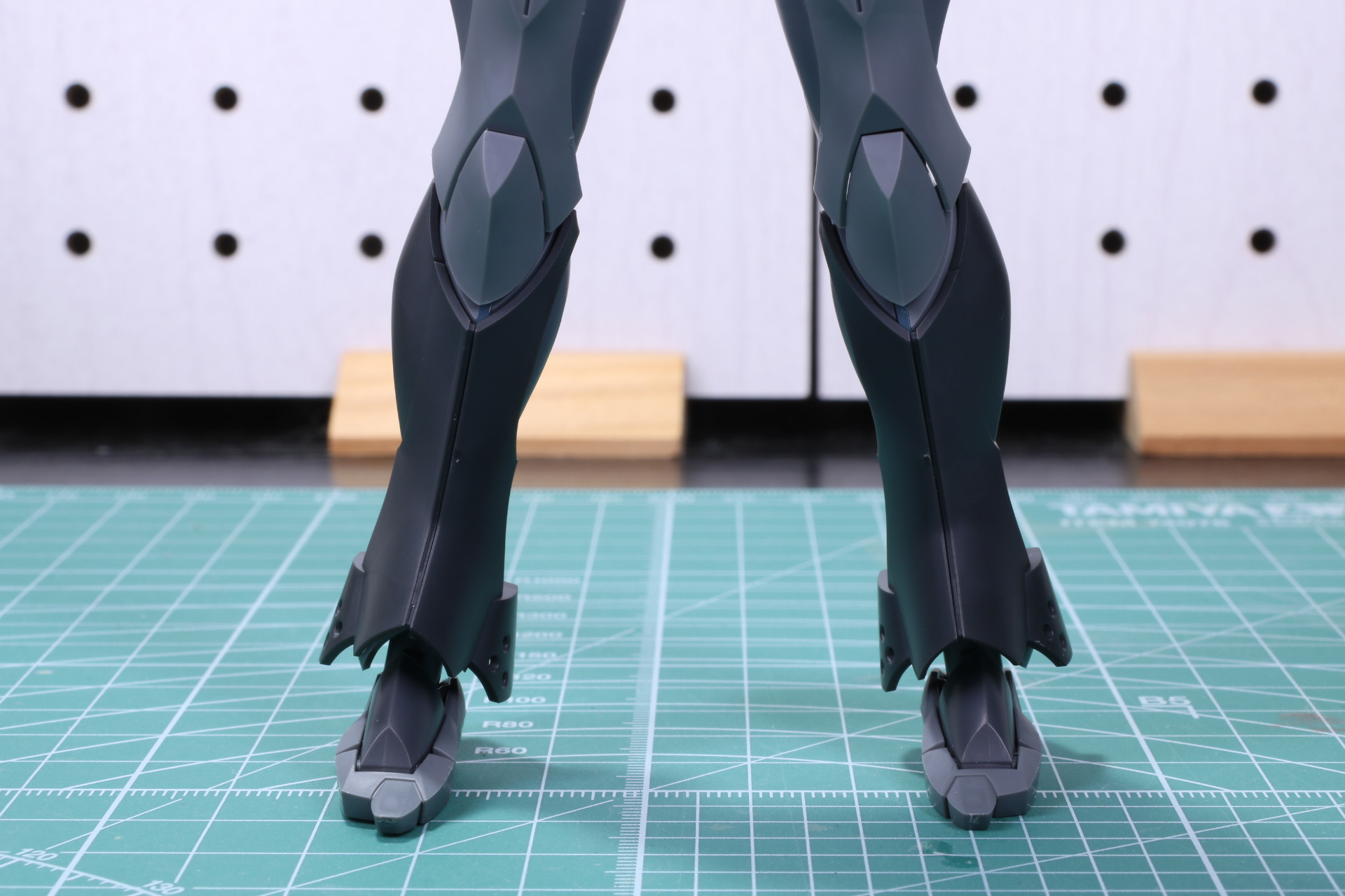 脚部のすね部分にアーマーを装着