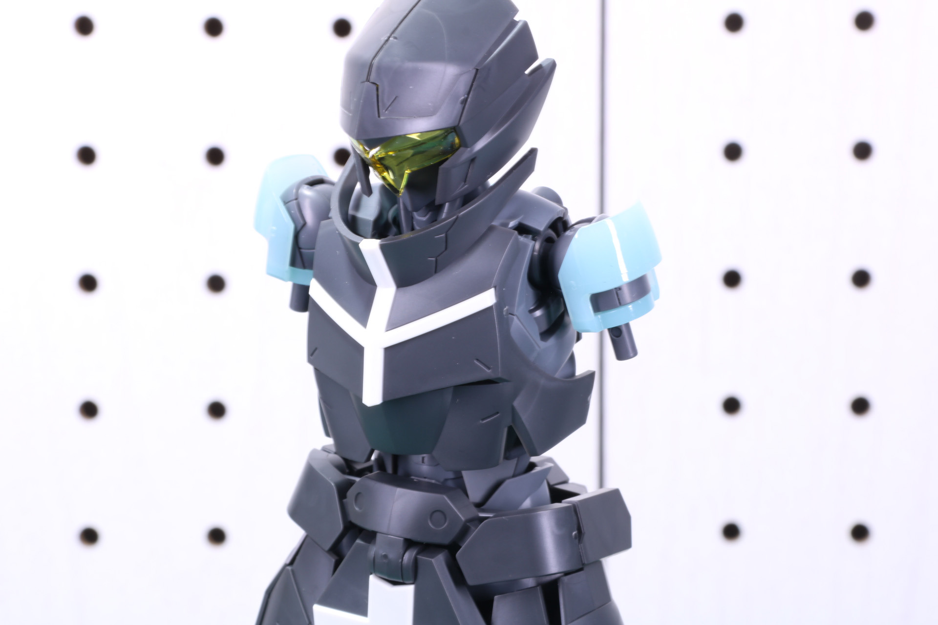 肩部アーマーを装着。腕部を戻す