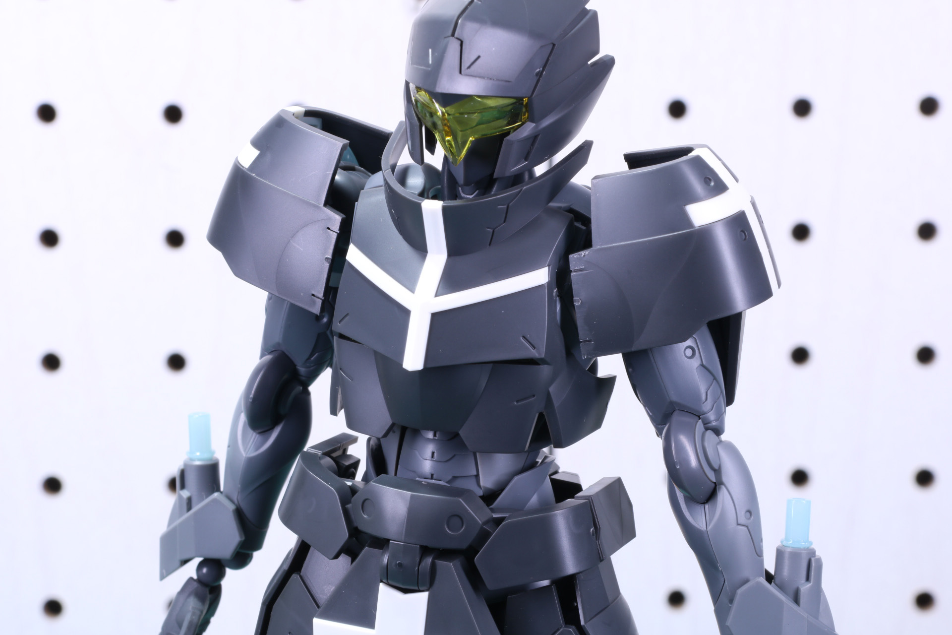 肩部アーマーを装着。腕部を戻す