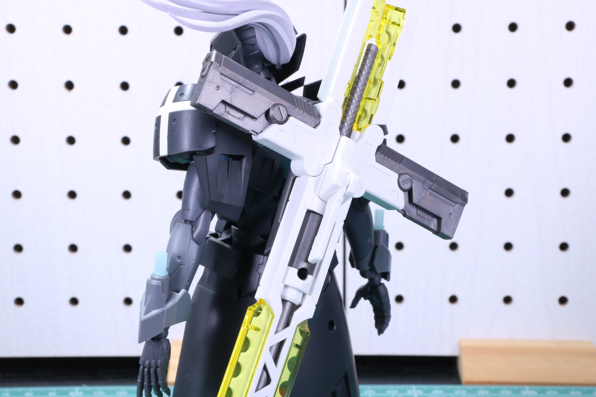 背中の接続部にジョイントと「グレイヴアームズ2」を取り付け