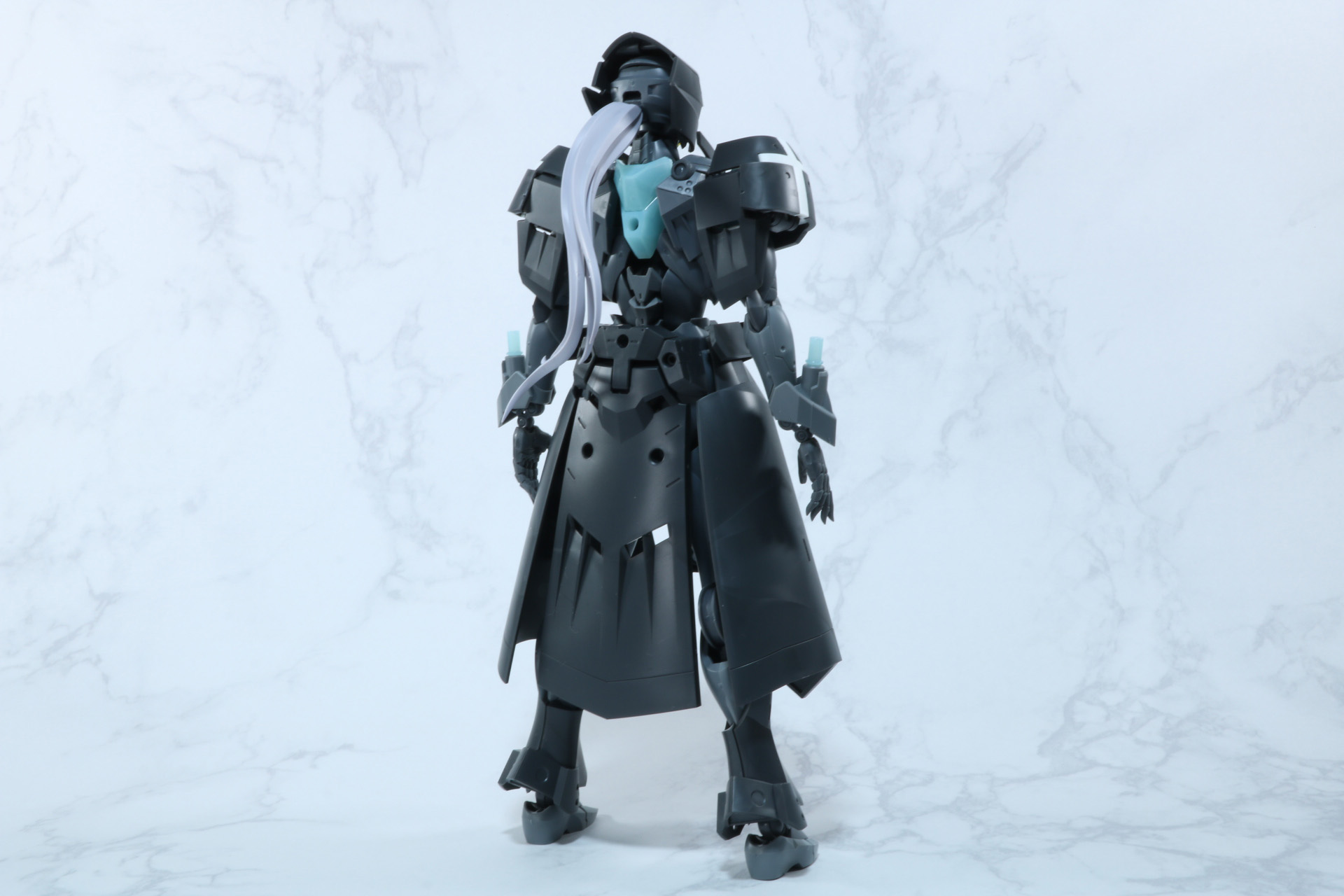 アーマーの形状もあり、素体の平面的なスタイルから起伏のあるラインに