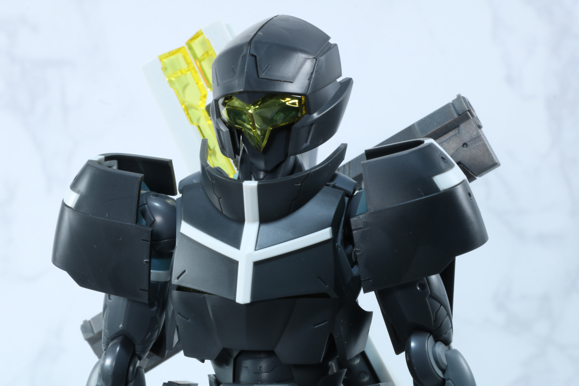 アーマーの形状もあり、素体の平面的なスタイルから起伏のあるラインに