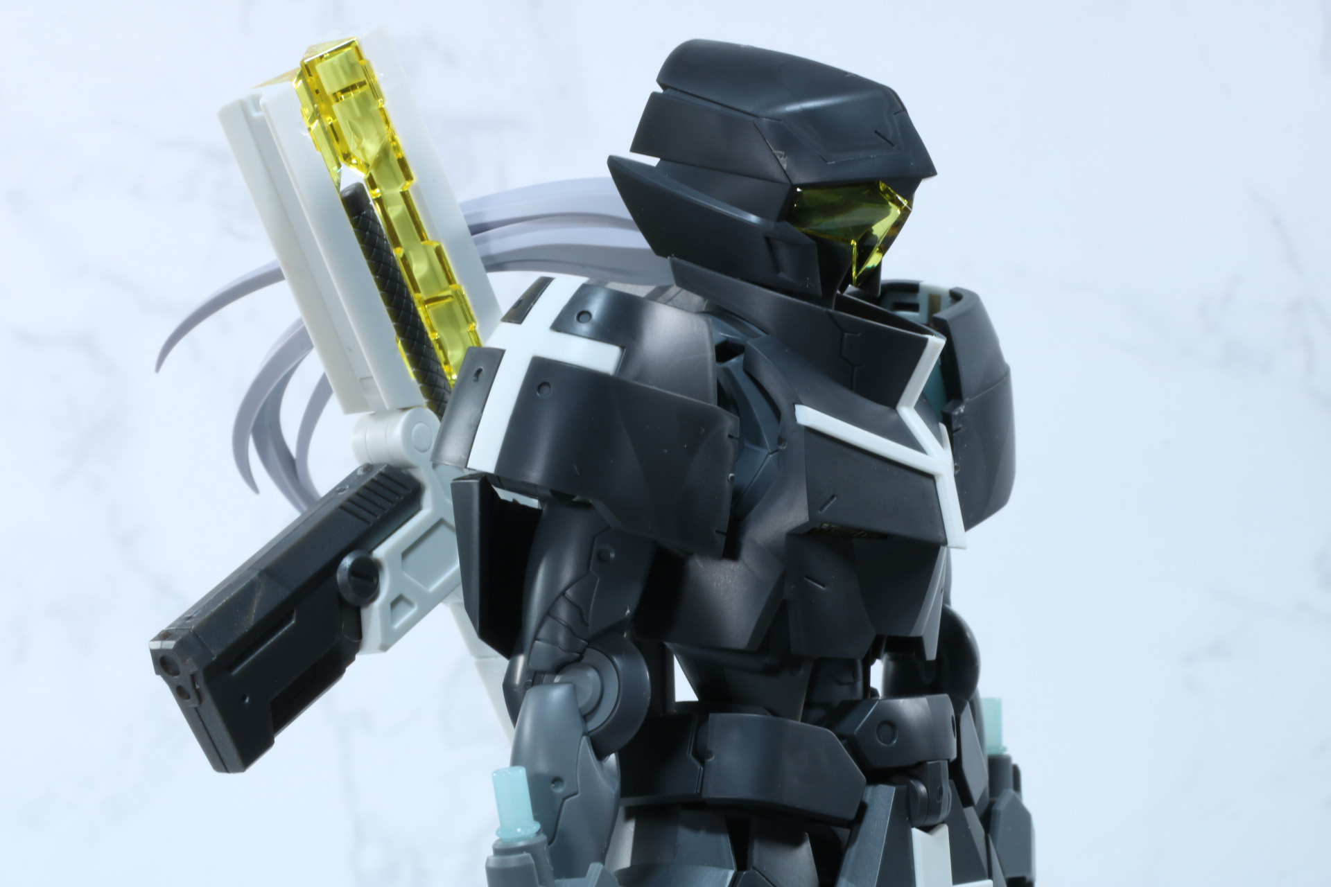 肩部もアーマーで覆われている