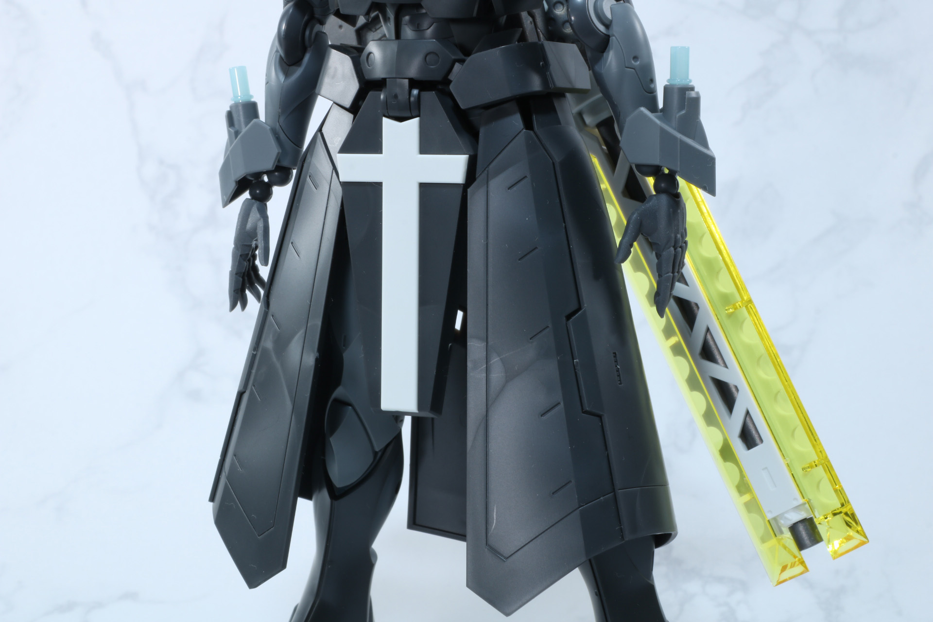 腰部アーマーは脚部を覆うほど大型